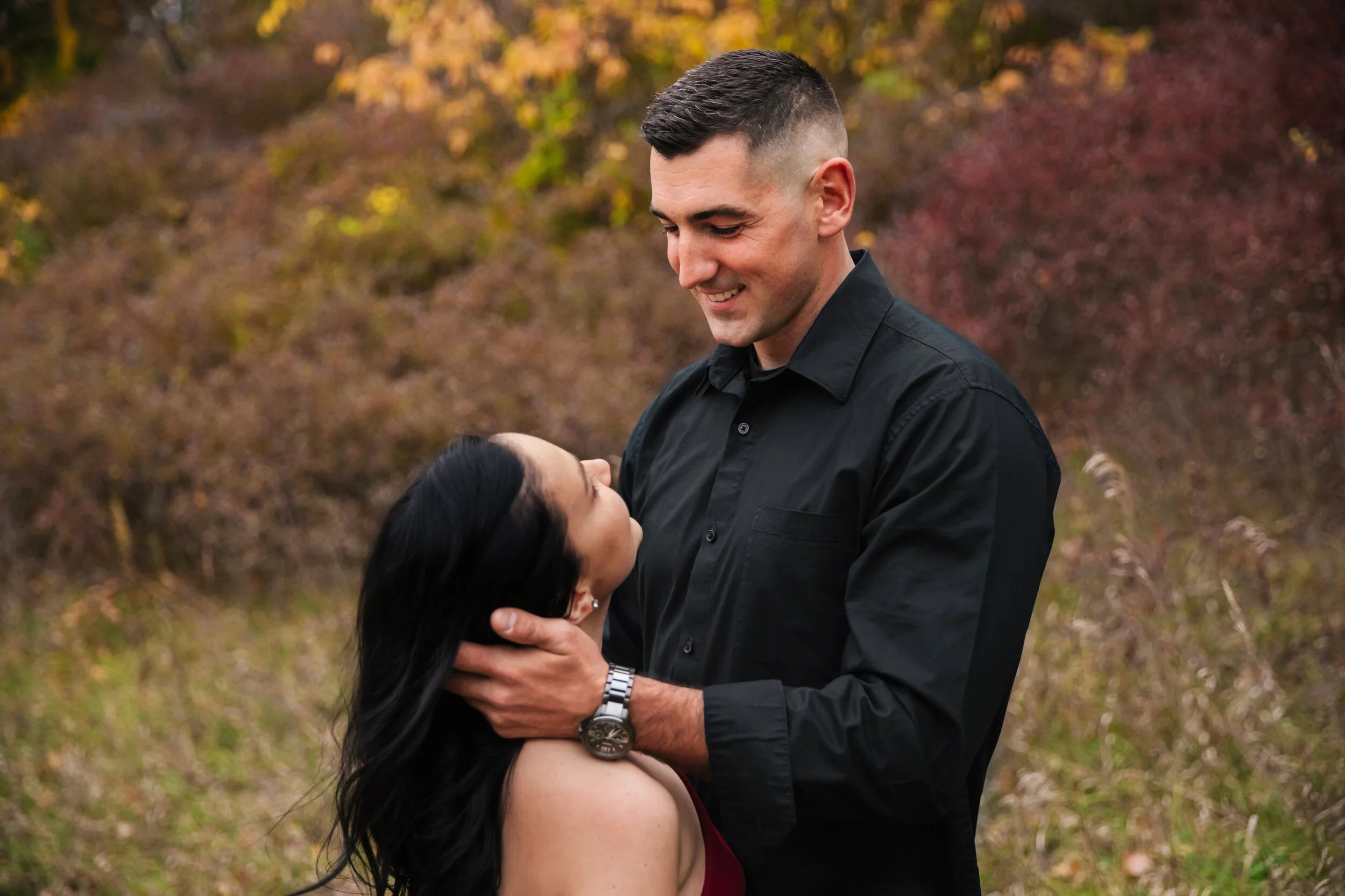 fall_color_outdoor_michigan_engagement_session_holly_recreation_area_pop_mod_photo_178B.JPG