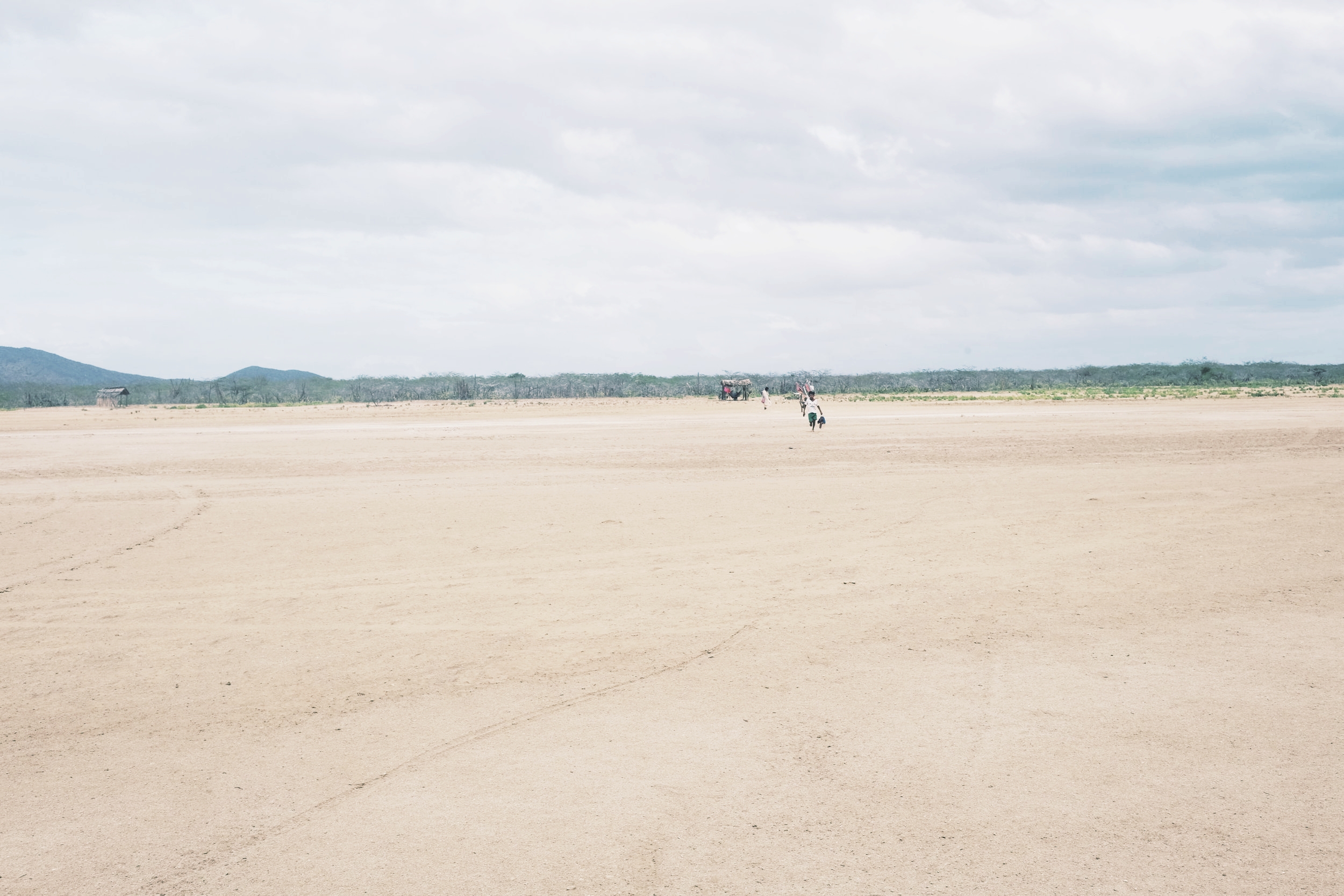 Here come the Wayuu artesanias running to try to sell us things.