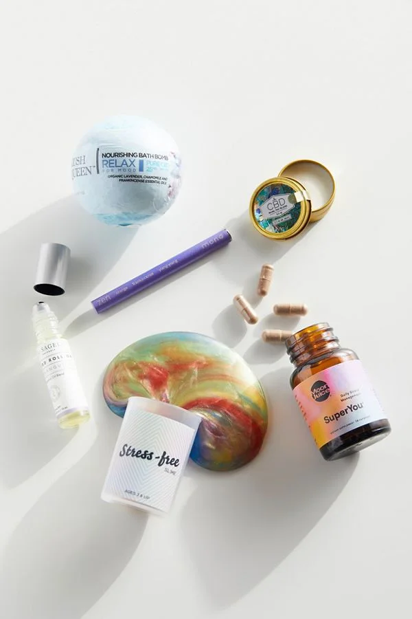 Chill out on your next flight with this Anti-Stress CBD Kit!