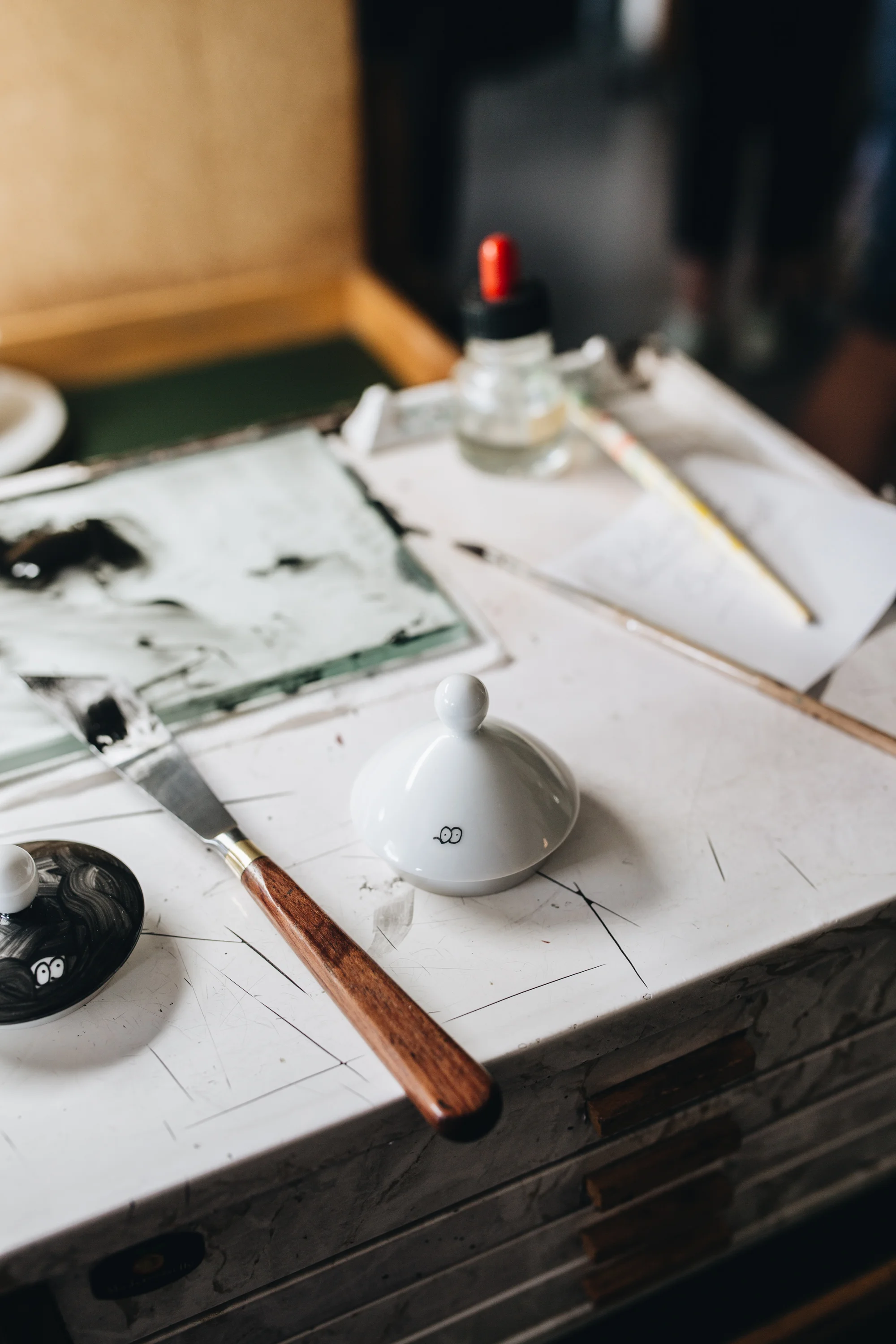 Hey Sonntag, Du fauler Hund! Das KPM+ Sundaayyyssss Tee-Set von Stefan Marx