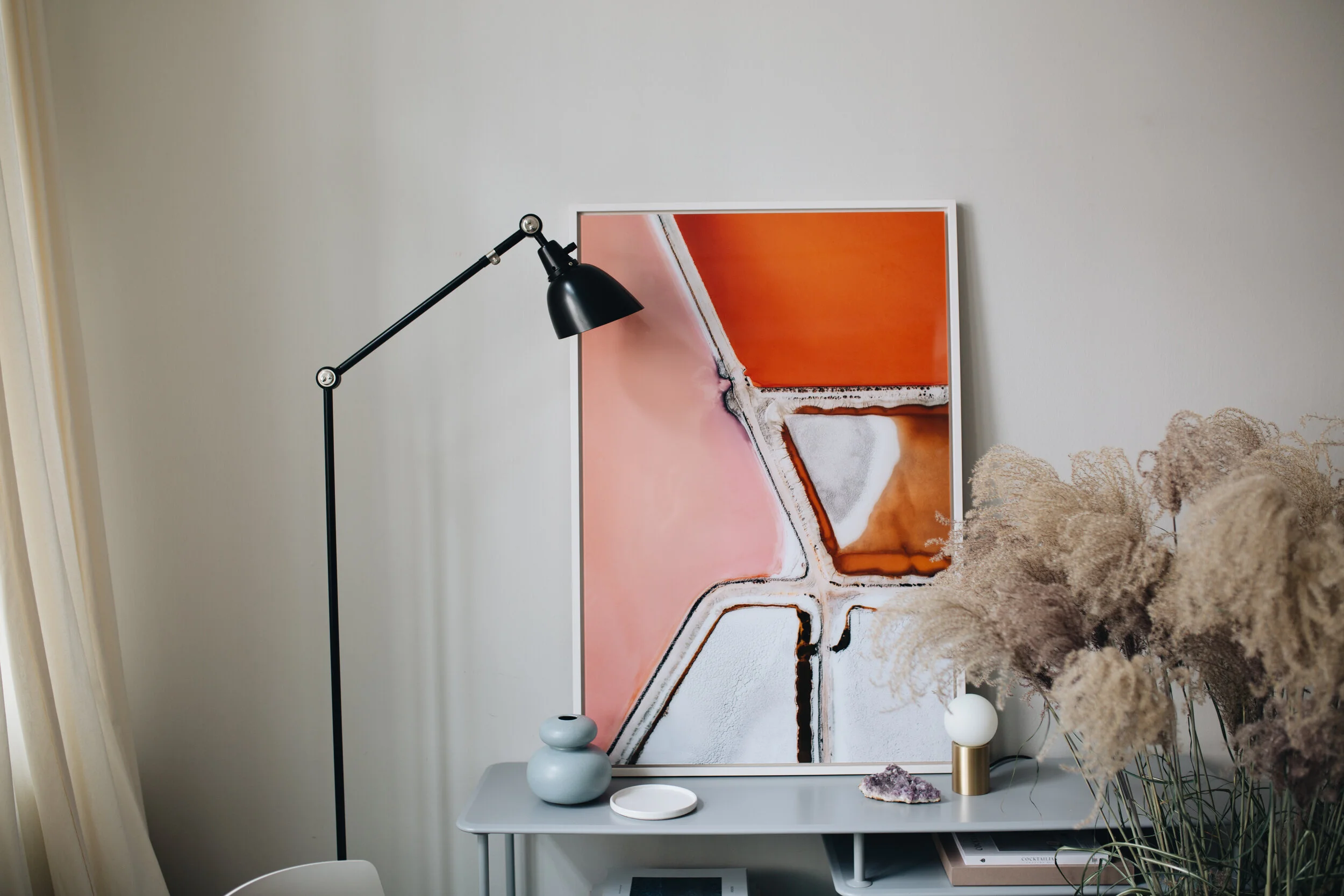 Salt Works II © Tom Hegen, LUMAS.com   Link zum Werk:  https://www.lumas.de/pictures/tom_hegen/salt_works_ii/   Kreisrunde Salzseen, mächtige Staudämme, zerfurchte Wälder: im Zentrum von Tom Hegens Schaffen steht die Beziehung zwischen Mensch und Natur. Er fesselt den Blick durch seine harmonischen Symmetrien und mitreißenden Farben, während er durch seine ungewöhnliche Perspektive unseren Einfluss auf den Planeten verhandelt. Tom Hegen zeigt uns die Welt von oben. Dafür steigt er mithilfe von Heißluftballons, Helikoptern oder Propellermaschinen selbst in Luft oder es kommt seine Konstruktion zum Einsatz. Denn um seine Motive festzuhalten, hat Tom Hegen sich einen Multicopter aus Drohne und Kamera nach seinen Bedürfnissen zusammen gebaut. Für den Künstler ist die Luftbildfotografie das einzig mögliche Medium, um zugleich unsere Zivilisation zu porträtieren und eine homage an unseren Planeten zu verfassen.