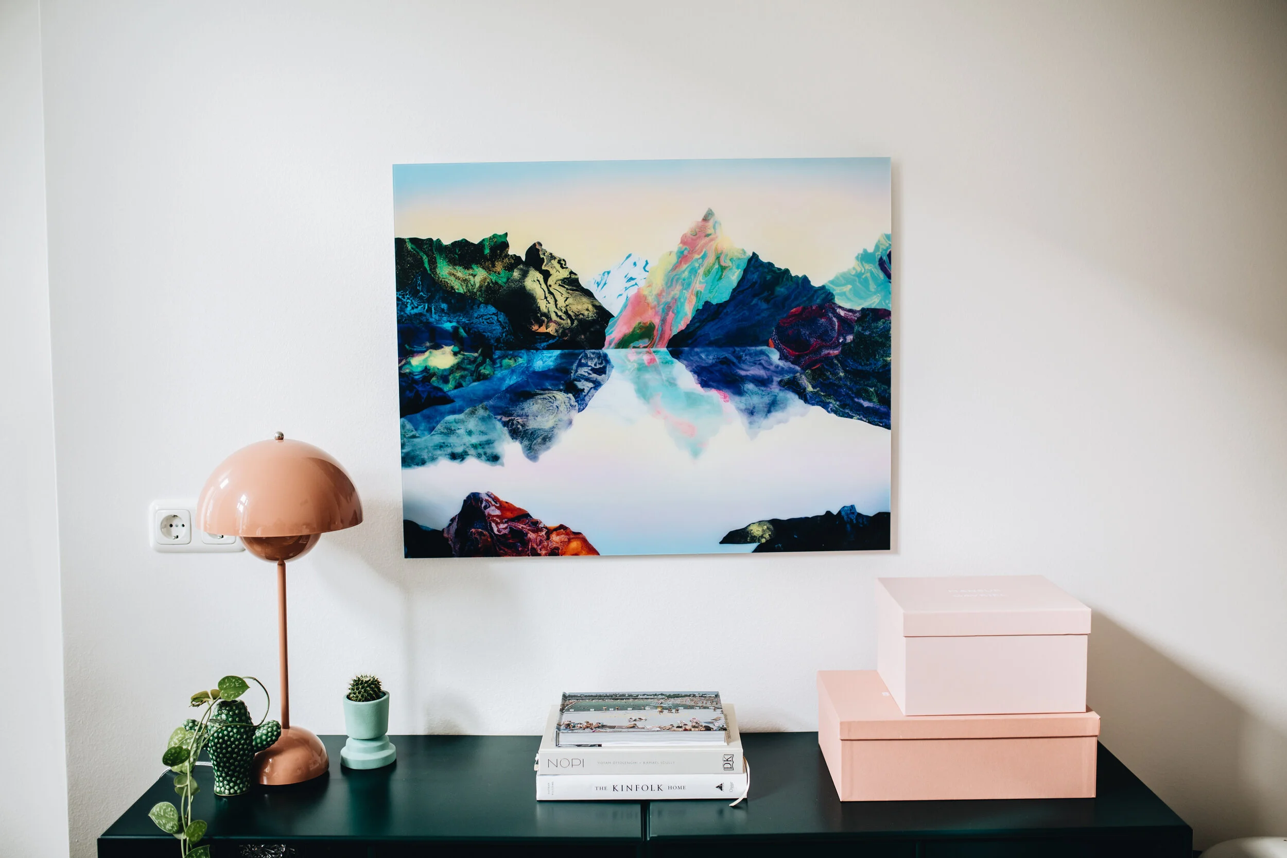 Frontier © Kate Shaw, LUMAS.com   Link zum Werk:  https://www.lumas.de/pictures/kate_shaw/frontier-1/   In Neon, Pastell und Glitzer schafft die australische Künstlerin Kate Shaw überbordend opulente Landschaften von psychedelischer Anmutung. Als Betrachter wähnt man sich auf einem fremden Planeten – und doch sind diese fantastischen Szenerien zugleich Referenzen an reale Orte. Kate Shaw lässt sich bei ihrer Arbeit von Naturlandschaften inspirieren. Das Medium der Malerei macht sich die Künstlerin auf eine recht außergewöhnliche Weise zu eigen: In einer speziellen Mischtechnik verbindet sie gegossene Farbe mit Airbrush zu collageartigen Kompositionen. Aus Acryl, Tinte und Glitzerstaub entstehen plastisch wirkende Gesteinsformationen von unterschiedlicher Textur.