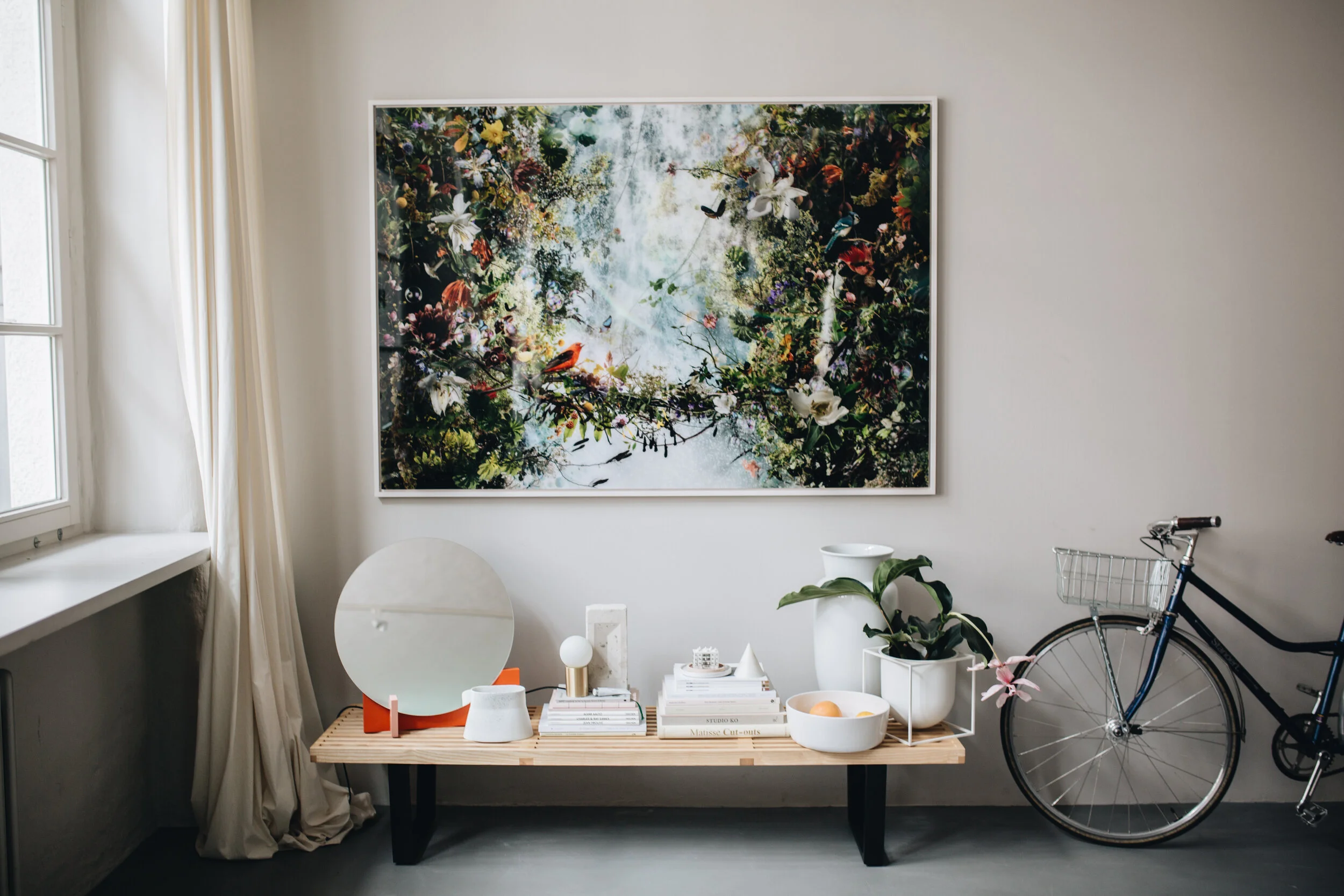 Life Goes On © Ysabel Lemay, LUMAS.com   Link zum Werk:  https://www.lumas.de/pictures/ysabel_lemay-3/life_goes_on/   In den digitalen Kompositionen stellt LeMay hunderte Fotografien zusammen, die sie auf fotografischen Expeditionen festgehalten hat. Dabei fügt sie einzelne Vögel, Zweige oder Blüten in sorgfältiger Feinstarbeit digital zusammen. So entsteht eine reale Welt, die sich mit paradiesischer Perfektion vereint. Der Schaffensprozess ist akribisch, sorgfältig und höchst intuitiv zugleich. Der Ausgangspunkt kann ein bestimmtes Motiv, ein Farbton oder sogar eine Emotion sein. Als Betrachter staunt man über die immense Schönheit der Werke und wird an die Opulenz des Rokokos erinnert. Man kann eine sanfte, harmonische Energie spüren und wird sich gewahr, dass jedes Werk eine Hommage an die übermächtige Schöpferkraft der Natur ist.