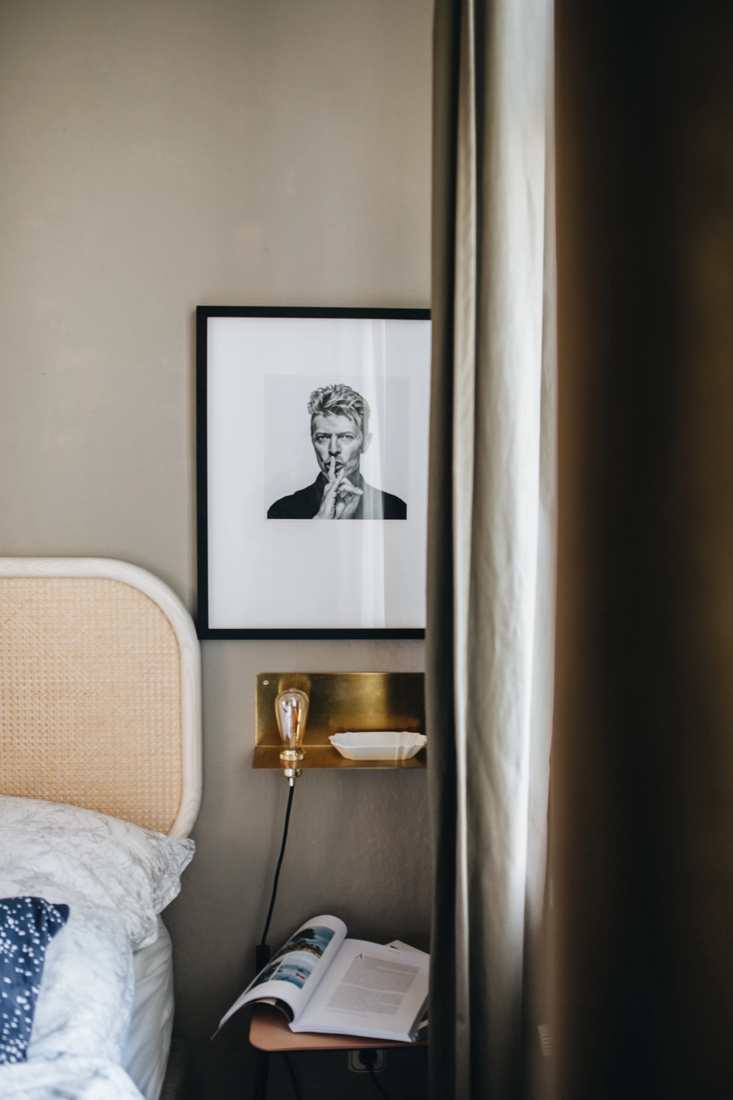 David Bowie OE3 © Gavin Evans, LUMAS.com   Link zum Werk:  https://www.lumas.de/pictures/gavin_evans/david_bowie_oe3/   Das Werk stammt aus einer Foto-Serie von Gavin Evans, die David Bowie in verschiedenen Posen und mit unterschiedlichen Gesichtsausdrücken zeigt.  „Ich weiß nicht, wohin ich gehe, aber ich verspreche, dass es nicht langweilig wird“, sagte David Bowie einmal. Es gibt unzählige Portraits des Musikers, doch das Fotoshooting The Session aus dem Jahre 1995 hat Kulturgeschichte geschrieben. Damals traf Bowie auf den britischen Fotografen Gavin Evans, der ihn für das Time Out Magazine in London ablichtete. Während des vierzigminütigen Shootings entstanden legendäre Portraits von Bowie, die mittlerweile zu den berühmtesten Darstellungen des Musikers zählen. Ob spielerisch, verträumt oder gedankenversunken: Gavin Evans hat sein Modell dazu gebracht, vielfältige Charakterfacetten zu offenbaren. Die ikonischen Aufnahmen zierten bereits den Auktionskatalog von Sotheby’s oder das Cover des Rolling Stone.