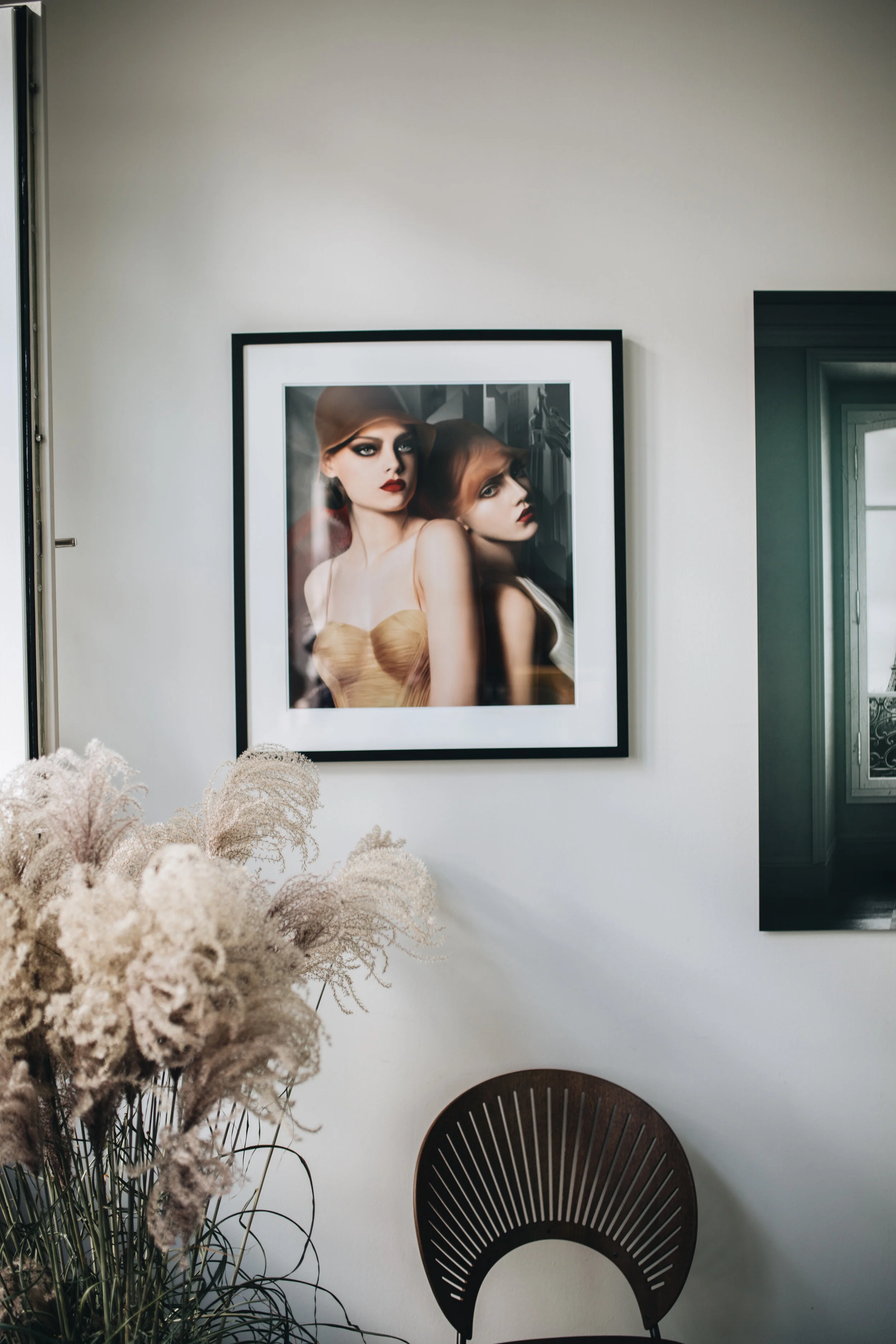 The Triumph Of Form © Andrey Yakovlev &amp; Lili Aleeva, LUMAS.com   Link zum Werk:  https://www.lumas.de/pictures/andrey_yakovlev_lili_aleeva/the_triumph_of_form/   Sujets aus der klassischen Malerei, niederländischen Stillleben, traditioneller Volkskunst und Einflüsse aus der Art Déco treffen auf High Fashion. Mit solch ungewöhnlichen Kompositionen hat sich das Künstlerpaar Andrey Yakovlev und Lili Aleeva international etabliert. Die Werke der Triumph of Form-Serie sind von der glamourös-melancholischen Malerei Tamara de Lempickas inspiriert, die in den 20er und 30er Jahren für ihre Art Déco Portraits von Aristokraten und Mitgliedern der oberen Gesellschaftsschichten berühmt war. Yakovlevs und Aleevas Technik interpretiert die hochstilisierten malerischen Effekte in Perfektion. Durch den Einsatz kostbarer Materialien unterstreichen sie den verführerischen Ausdruck ihrer Modelle. Diese Werke verströmen den charakteristischen Luxus und Glamour der Ära der Art Déco und schicken uns so auf eine emotionale Zeitreise.