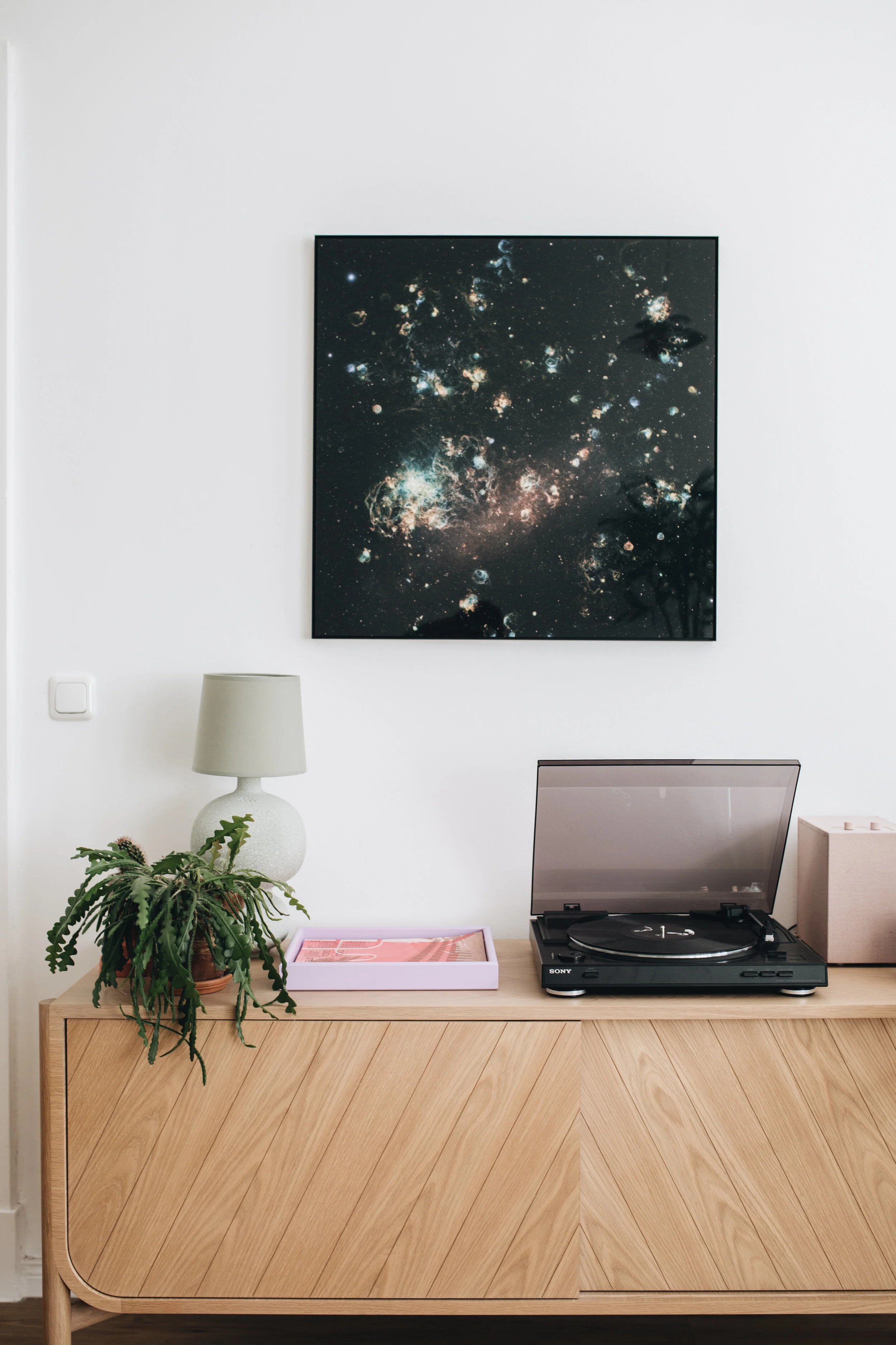 Le Grand Nuage De Magellan © Ciel Austral, LUMAS.com   Link zum Werk:  https://www.lumas.de/pictures/ciel_austral/le_grand_nuage_de_magellan/   Ciel Austral fügt 16 Einzelbilder zu nahtlosen und faszinierenden Mosaiken zusammen und präsentiert Sterne, Nebel und andere astronomische Objekte mit dem Erscheinungsbild abstrakter Kunst. Mit Sternen übersät, schwimmen wirbelnde Gaswolken in unerwarteten, aber entzückenden Farben. Während die einzelnen Elemente klarer als je zuvor sichtbar sind, bleiben Fragen nach der Entstehung von all dem, dem Mysterium des Universums, weiterhin bestehen. Wie jeder Hobby-Astrofotograf weiß, sind Langzeitbelichtungen ein wesentlicher Bestandteil der Erfassung von Himmelsobjekten. Da der Verschluss der Kamera länger offen bleibt, kann mehr Licht auf die Sensoren oder den Film gelangen und die Dunkelheit wird beleuchtet.