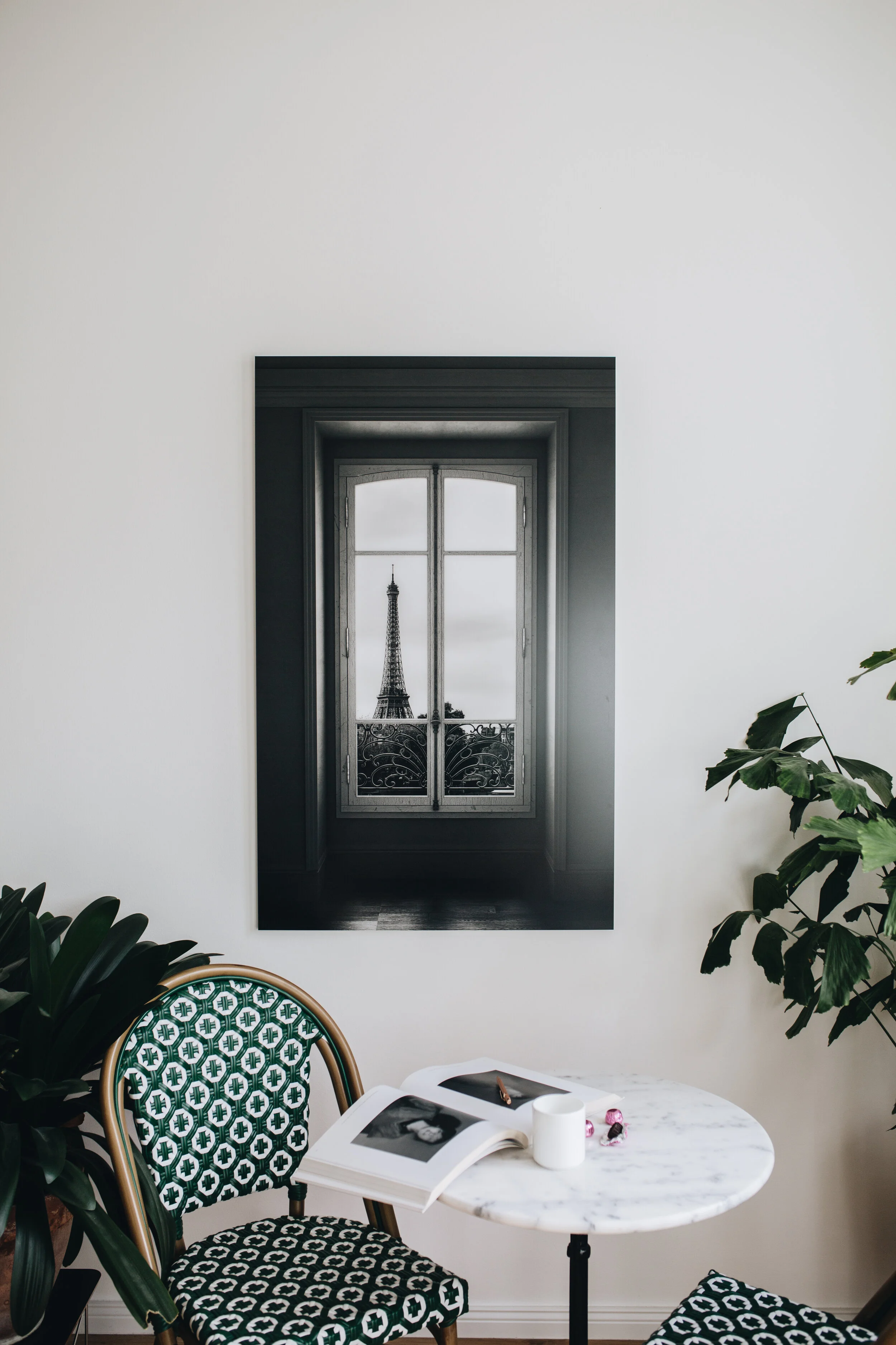 Legendary II © Luc Dratwa, LUMAS.com   Link zum Werk:  https://www.lumas.de/pictures/luc_dratwa/legendary_ii/   Die Arbeiten von Luc Dratwa entfalten in ihrer grafischen Herangehensweise eine starke Ausdruckskraft mit emotionaler Tiefe. Jede Fotografie ist präzise strukturiert und entfaltet harmonisch, in bestechender Perfektion, ihre Wirkung. Dratwa lässt jedes Werk seine fein komponierte Geschichte erzählen und überlässt dabei nichts dem Zufall. Die Serie Windows zeigt das berühmte Empire State Building in der pulsierenden Stadt New York. Diese Werke sind mehr als eine fotografische Abbildung: Der Betrachter hat das Gefühl, selbst am Fenster zu stehen und auf die Stadt zu sehen. Die Aussicht regt die Fantasie und Geschichten zu dieser Sehnsuchtsmetropole an.