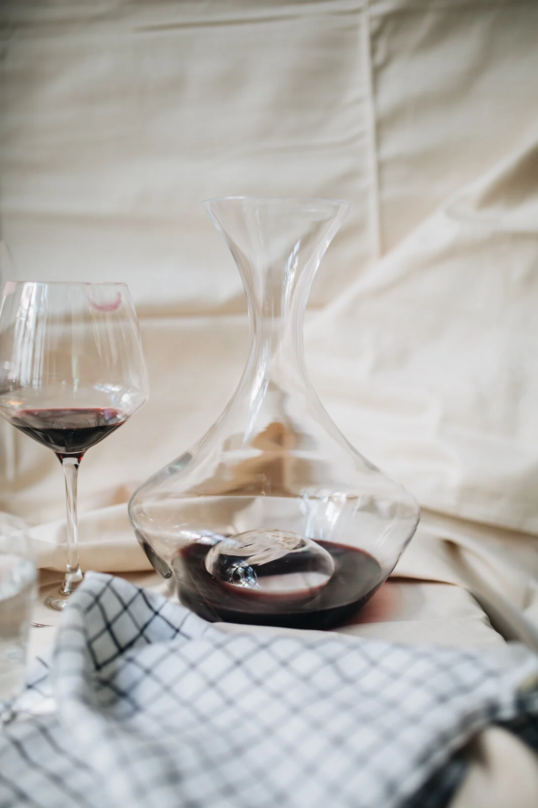 Carafe (220cl)  Das Dekantieren von Wein in eine Karaffe entfaltet das volle Potenzial des Weins, macht aber auch einen jungen Wein des Alltags zu einem interessanteren Geschmackserlebnis. Tom Nybroe hat Perfection geschaffen, um sich auf die praktischste und schonendste Behandlung des Weins zu konzentrieren. Durch den schmalen Hals der Karaffe wird der Wein aufgrund der Zentrifugalkraft herumgeschleudert und zur effizienten Oxidation millimeterdünn auf der Innenseite der Karaffe abgelegt. Ein Muss für jeden Weinabend!