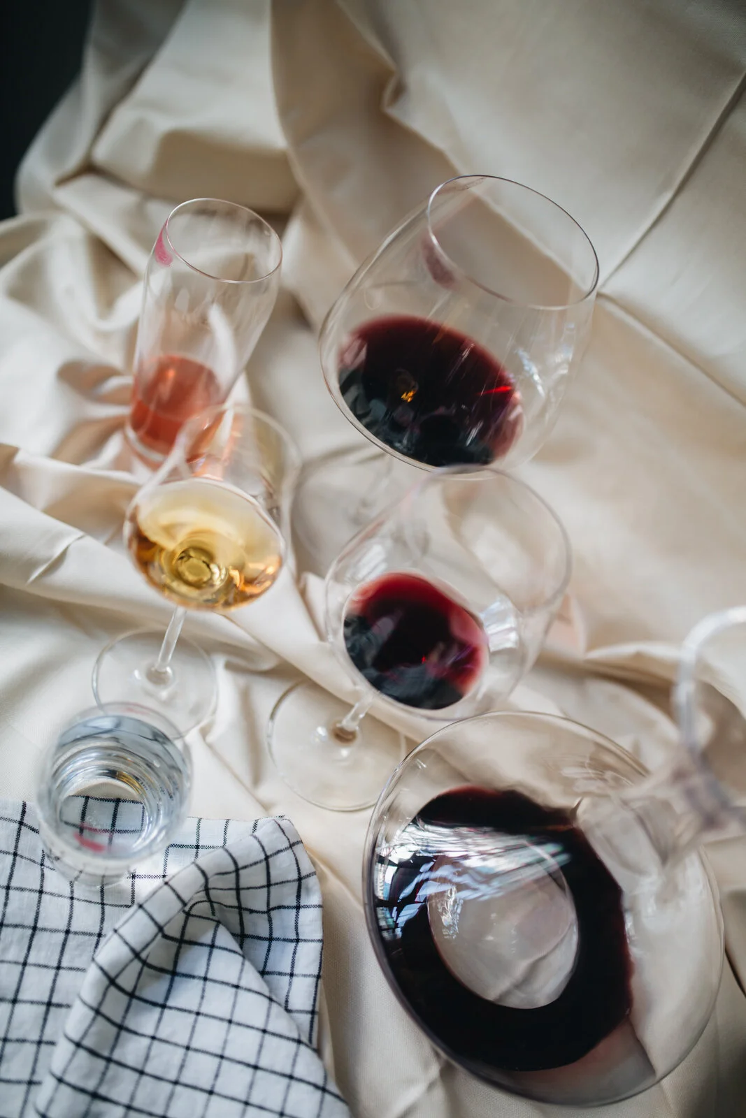 Tumbler (23cl)  Alle Gläser des Tom Nybroe Perfection-Sortiments sind mit einer Linie versehen, um das Sortiment in einem schlanken Look hervorzuheben. Dieses Glas mit einem Volumen von 23 cl eignet sich sowohl für Saft auf dem Brunch-Tisch als auch für einen abendlichen Drink. Auch für ein kühles Bier ist diese Version bestens geeignet.   The Bowl Clear  (großes Weinglas Im Hintergrund) Dieses Weinglas wartet mit epischer Größe auf, allerdings nicht um sich ein ständiges Nachschenken zu ersparen, vielmehr hilft dieser große Glaskörper vor allem kraftvollen und ausdrucksstarken Weinen sich zu entfalten.