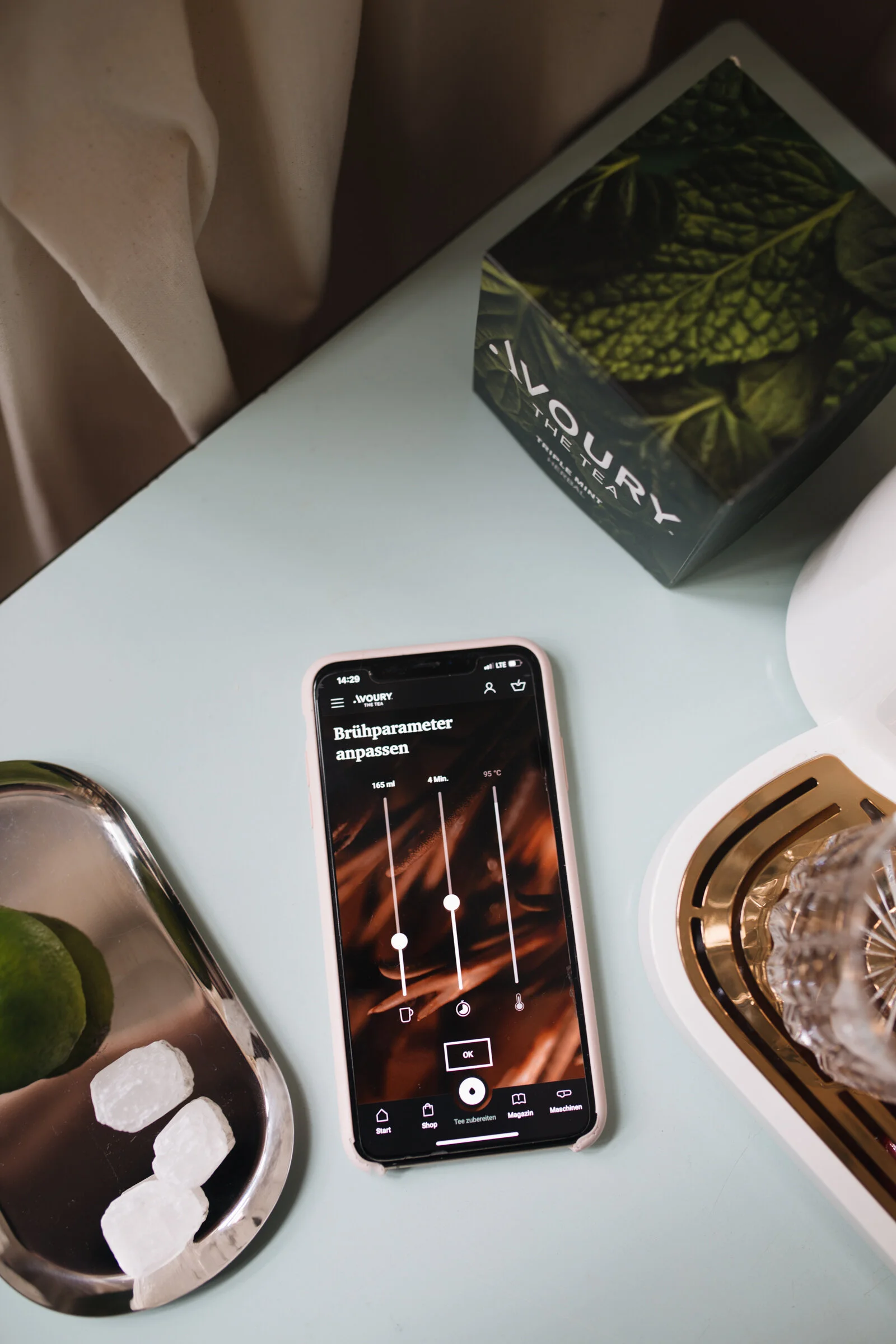 Per App oder direkt an der Teemaschine lassen sich die Brühparamater einstellen.