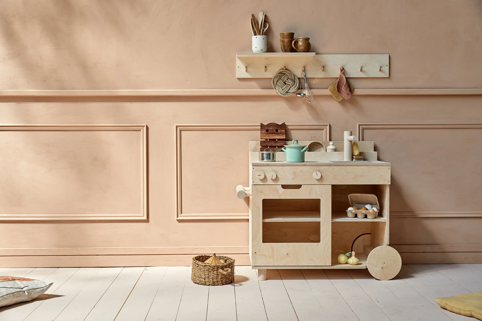 Shelf Milo  &amp;  Play Kitchen Keno  / Kinder lernen bekanntermaßen ja am besten über das Spielen und deshalb haben WE ARE STUDIO STUDIO eine Spielküche designt, die der Kreativität der kleinen Freigeister keine Grenzen setzt. Hier stehen für die kleinen Köche und Köchinnen ein Backofen, zwei Herdplatten, ein kleiner Schrank, ein Spülbecken mit Wasserhahn und eine kleinen Ablagefläche bereit, um auf ihr die außergewöhnlichsten Fantasie-Gerichte zu kredenzen. Zwei Räder machen die Keno Küche außerdem mobil. Keno wird aus stabilem, unbehandeltem Multiplex gefertigt. Alle Teile der Küche sind verleimt, geschraubt und gedübelt. Mehr kreative Auszeit, weniger Arbeit: die Küche weitestgehend montiert geliefert, sodass nur noch wenige kleine Teile angeschraubt werden müssen.