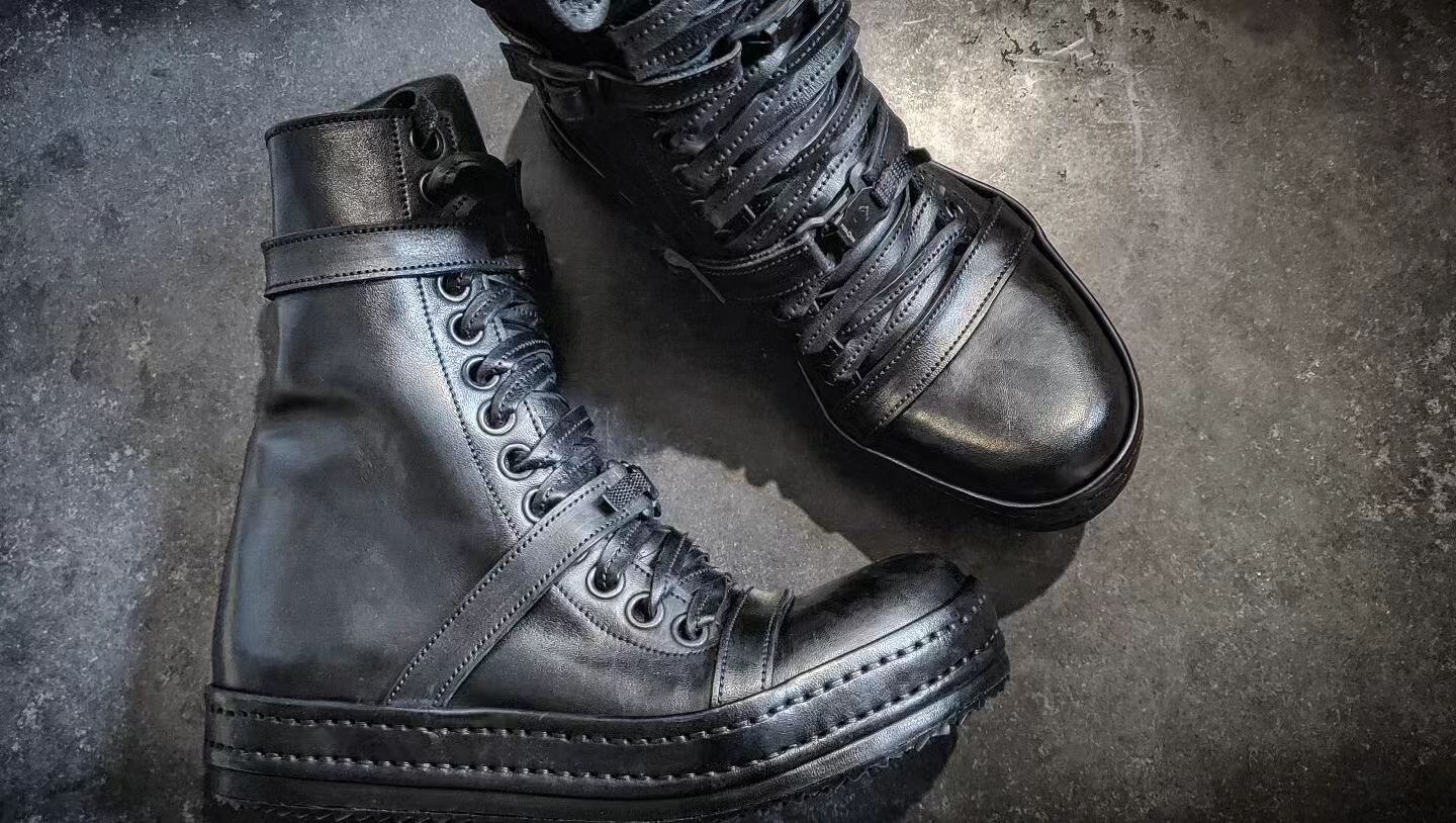 10Holes modified into a motorbike boot, changes made
Fidlock double buckles for tightening
Riri side zipper for easy of on off
Double heavy weight carbon fiber toe box stiffener
Ankle stiffener