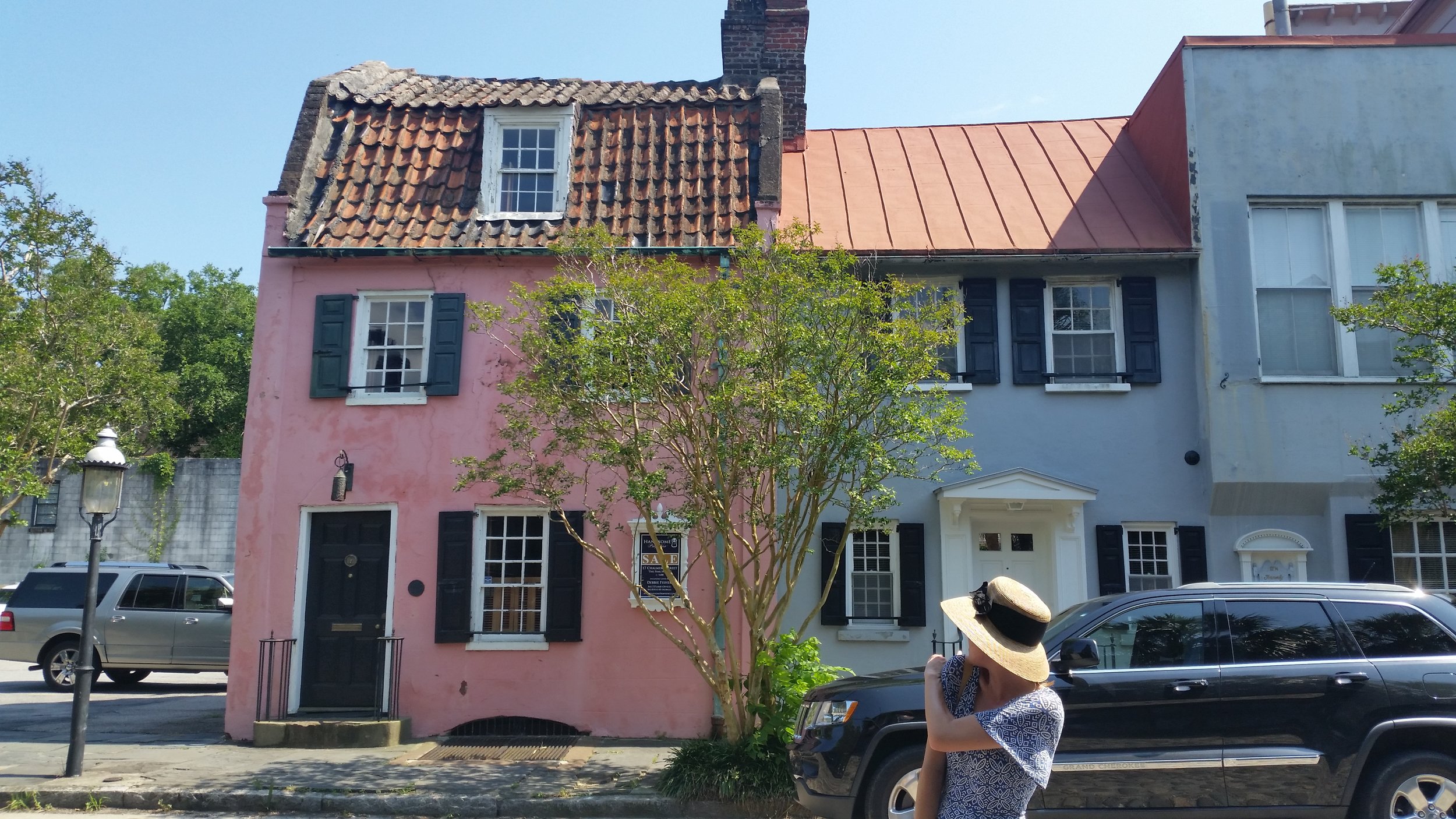 Old buildings (oldest building in Charleston is the Pink House) and interesting tour guides (woman in the hat) both provide great characters for various future paintings.