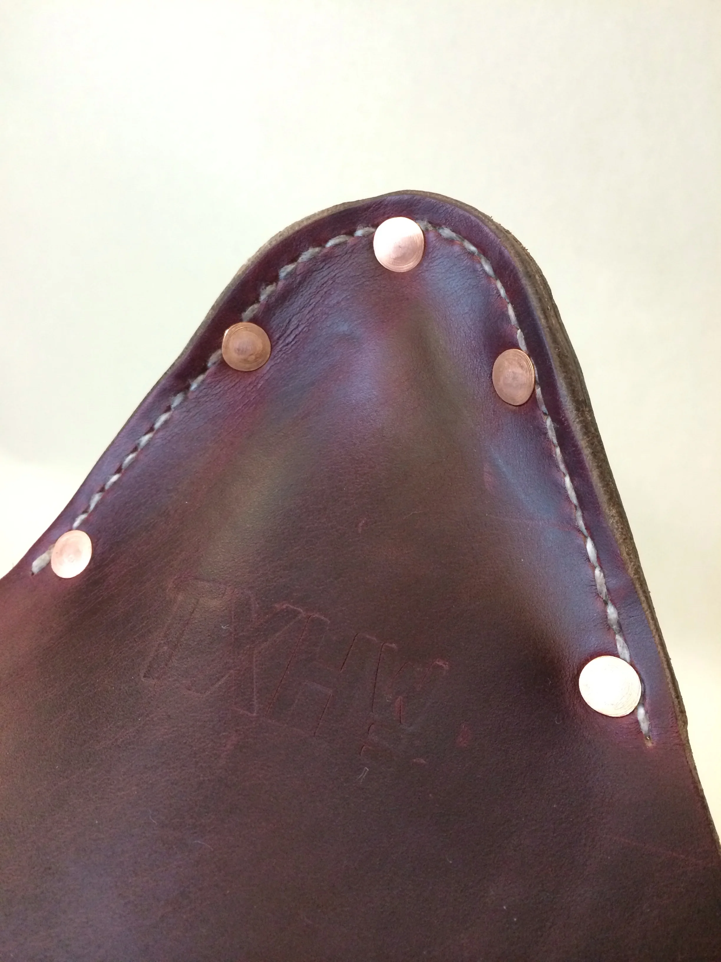 Hand stitched and riveted leather provides a near bulletproof pocket design. 