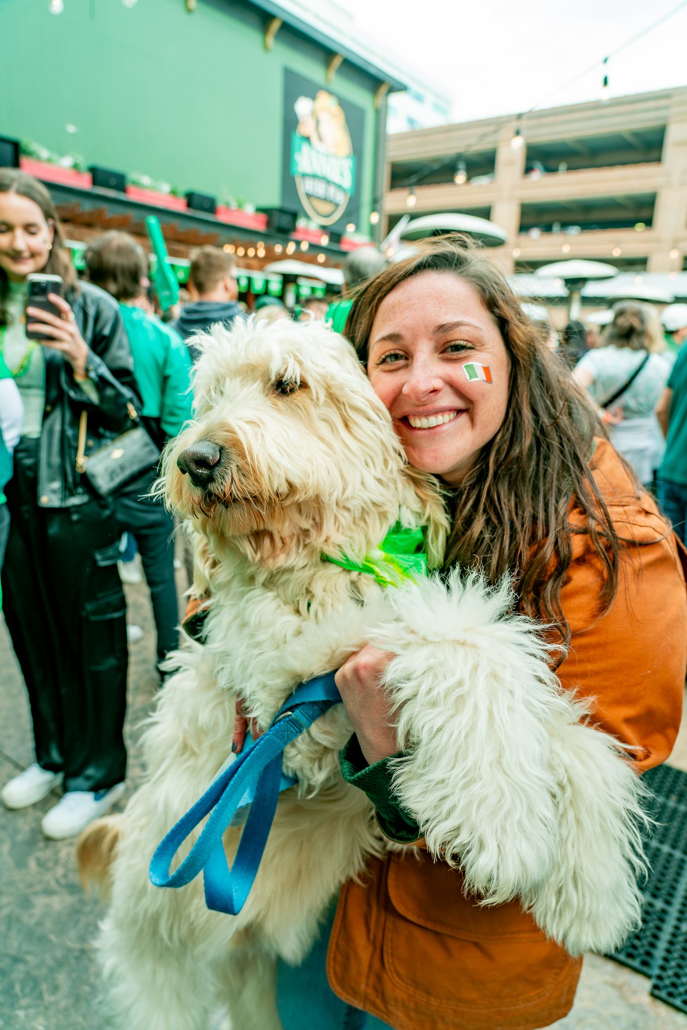 annies_downtown_des_moines_iowa_pub_st_patricks_patio_gathering.JPG