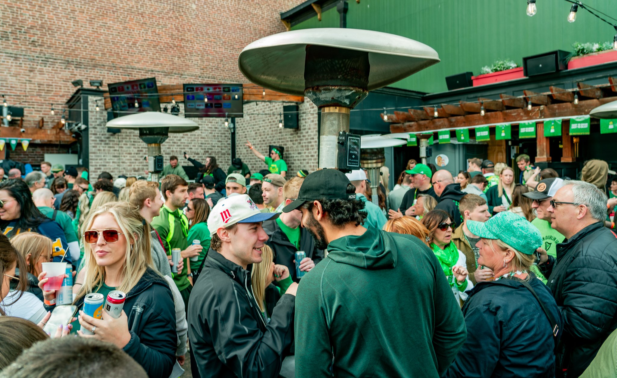 downtown_des_moines_bar_annies_irish_pub_st_patricks_fest.JPG