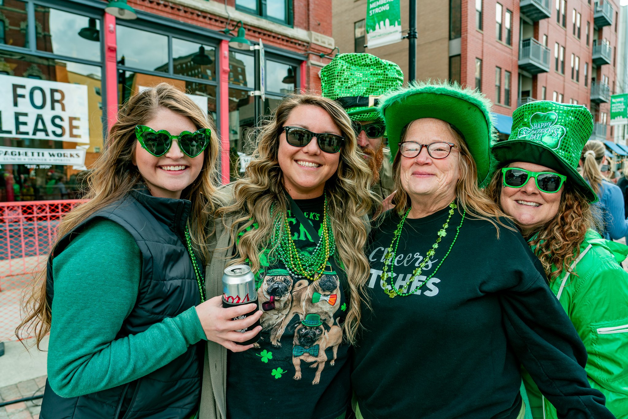 downtown_des_moines_bar_st_patricks_celebration_annies_irish_pub.JPG