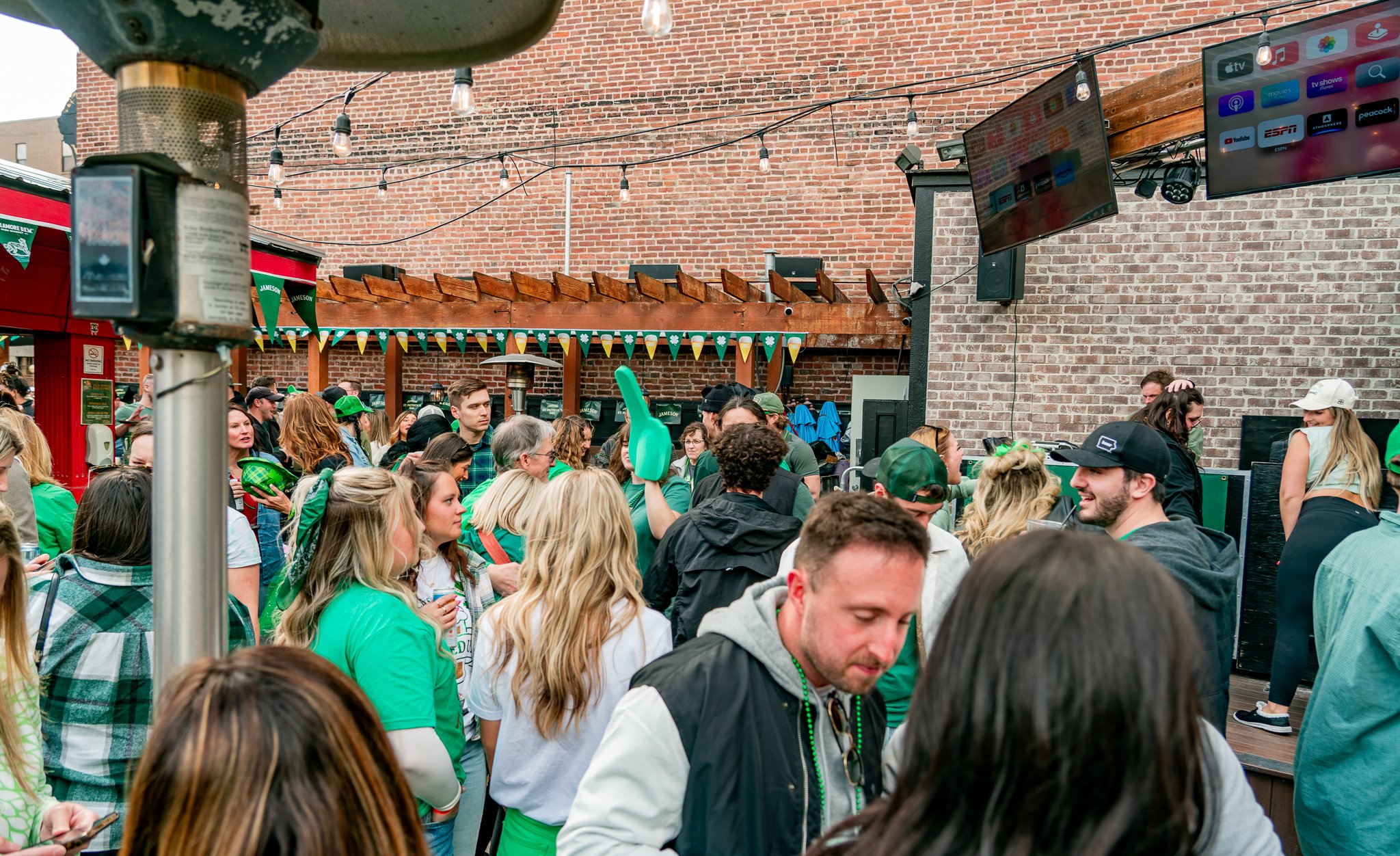 downtown_des_moines_iowa_annies_irish_pub_bar_st_patricks_music_fest.JPG