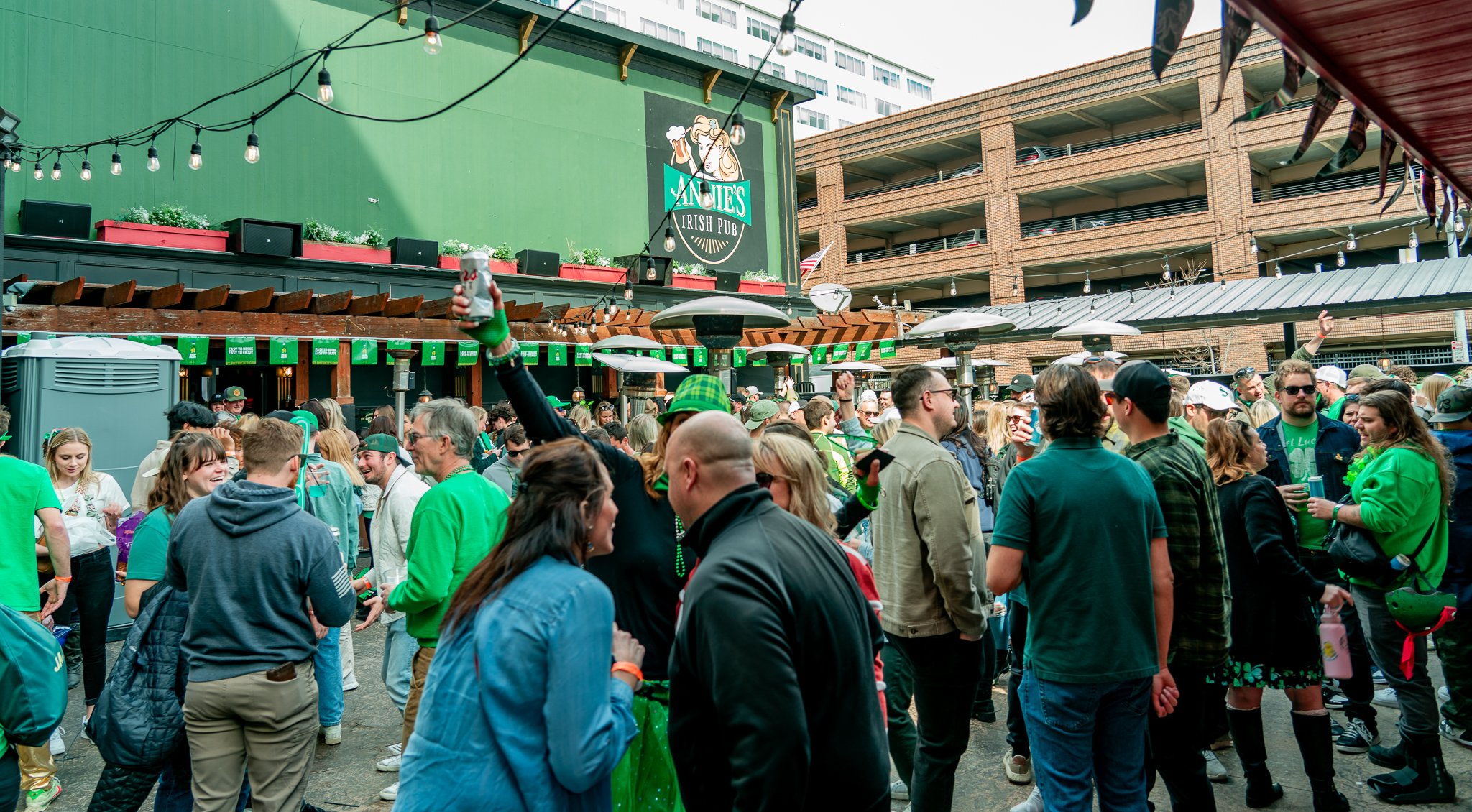 green_beer_day_annies_irish_pub_downtown_des_moines_iowa_bar.JPG