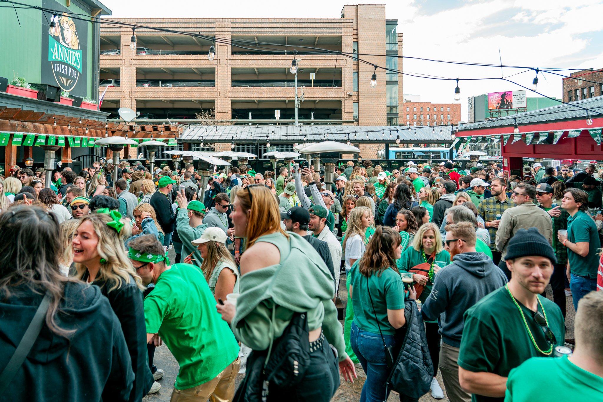 st_patricks_outdoor_patio_bash_annies_irish_pub_downtown_des_moines.JPG