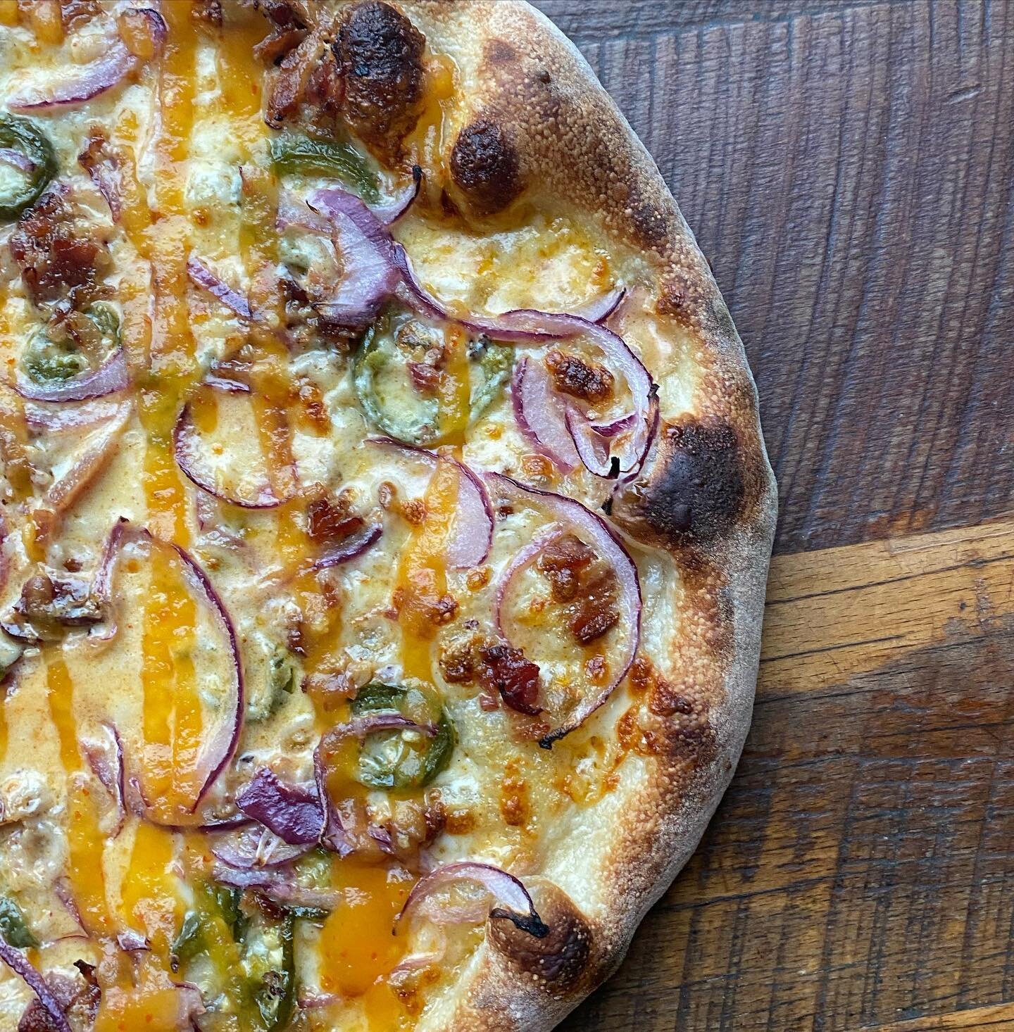 Maui Wowie 🍍🌋🏄&zwj;♀️

Shredded mozzarella blend, cream, double smoked bacon, jalape&ntilde;os, red onions, pineapple glaze. 

Available now!
