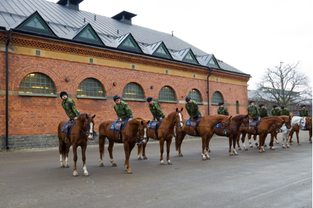 Uppvändning och avsittningsmanöver efter ridträning på kavallerikasernen. Foto: Försvarsmakten