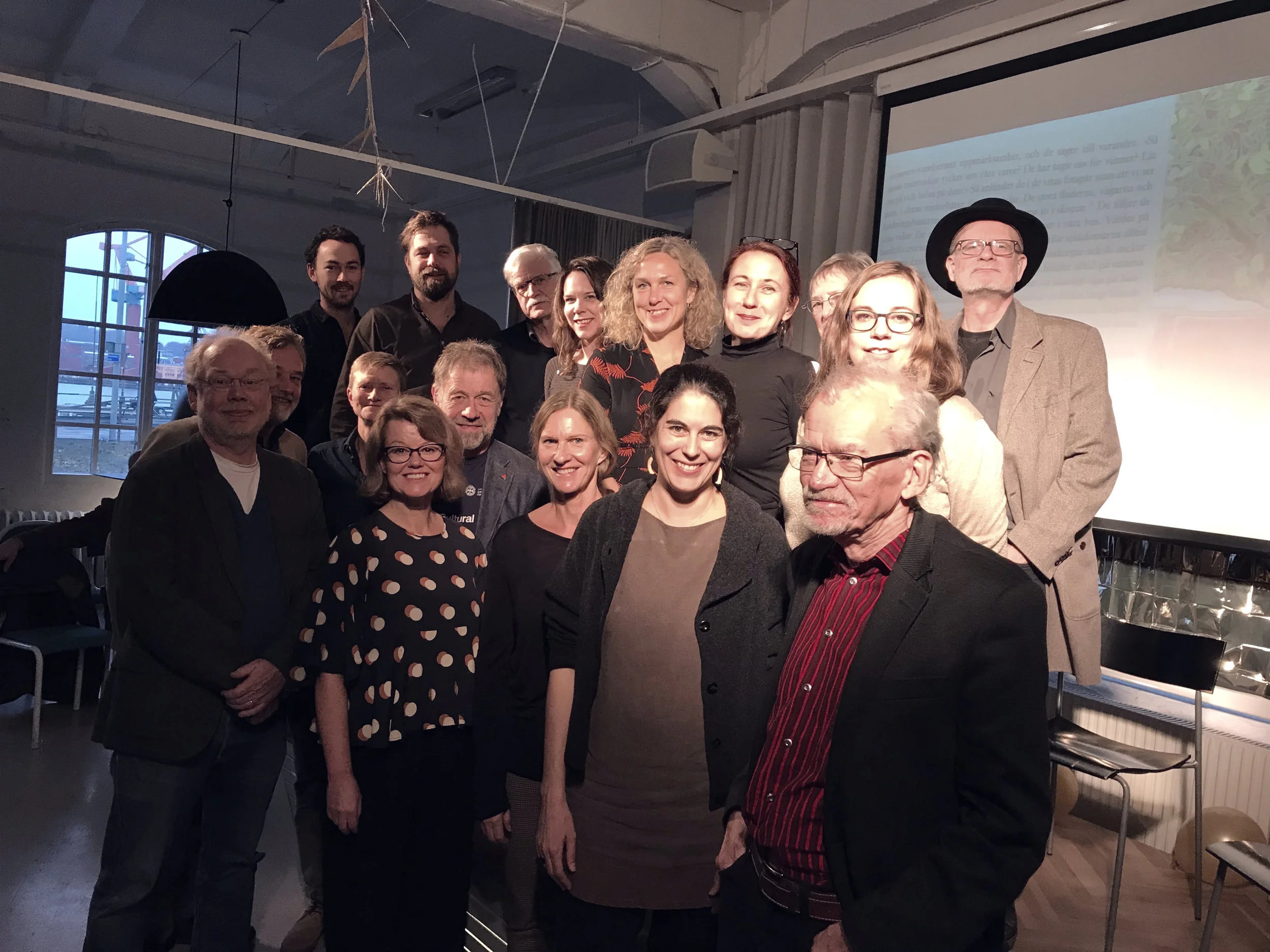 Många ur Ord&Bilds nuvarande och tidigare redaktionella sammanhang fanns på plats vid jubileumsfirandet på Göteborgs Litteraturhus den 4 november. Överst fr v: Tormod Otter Johansen, Martin Engberg, Gunnar D Hansson, Sofia Gräsberg, Marit Kapla, Ann Ighe, Inger Eide-Jensen, Cecilia Verdinelli, Mikael van Reis. Nedre raden fr v: David Karlsson, Erik Andersson, Annika Ruth Persson, Åsa Arping, Mikael Löfgren, Linda Östergaard, Patricia Lorenzoni och Sven-Eric Liedman. Foto: Maria Grönroos.