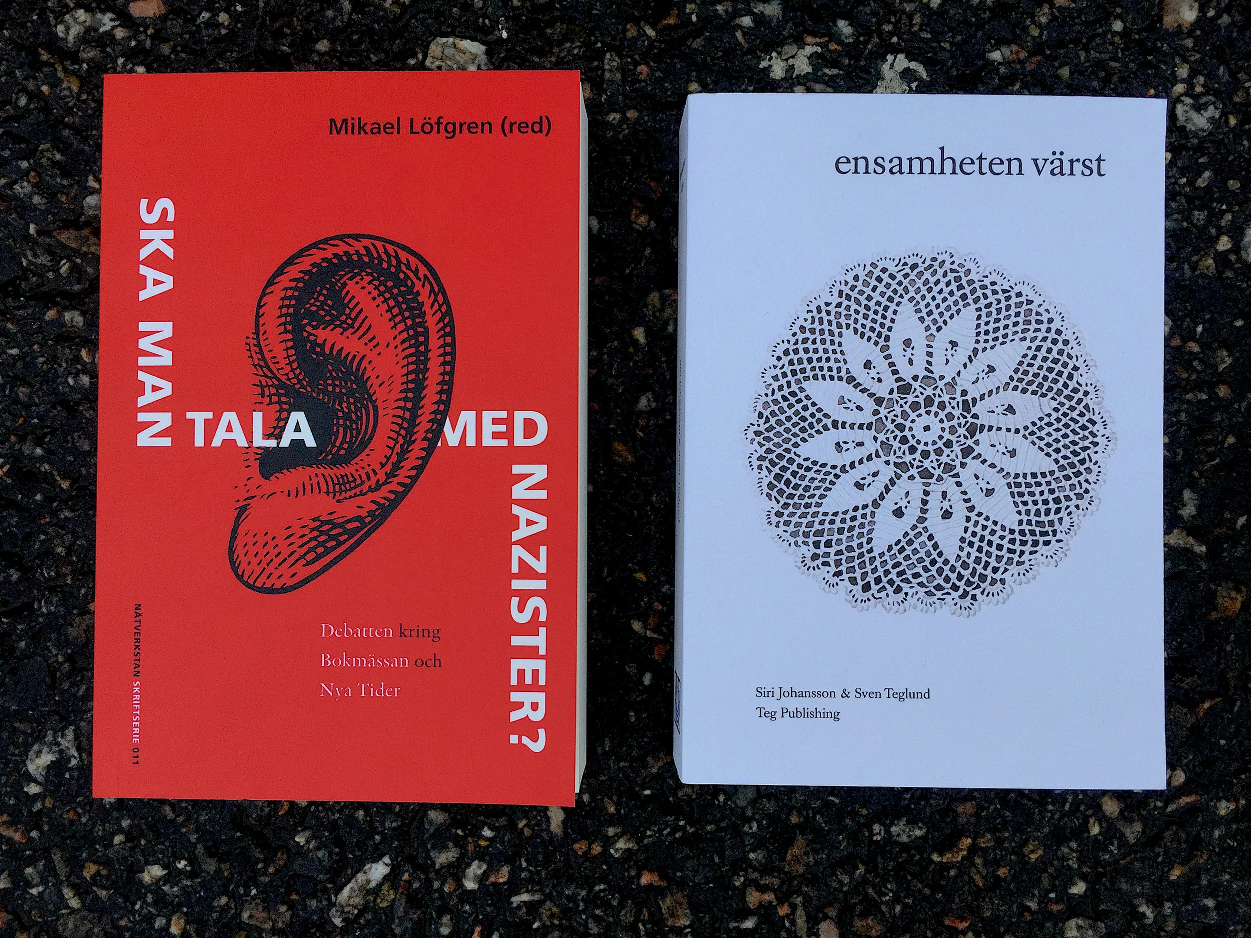 Välj en av två böcker som premie: Nätverkstans antologi med både äldre och nyskrivna texter om Bokmässedebatten: "Ska man tala med nazister?", eller Teg Publishings poetiska och fängslande dagbok av Siri Johansson, sammanställd av hennes son Sven Teglund: "Ensamheten värst".