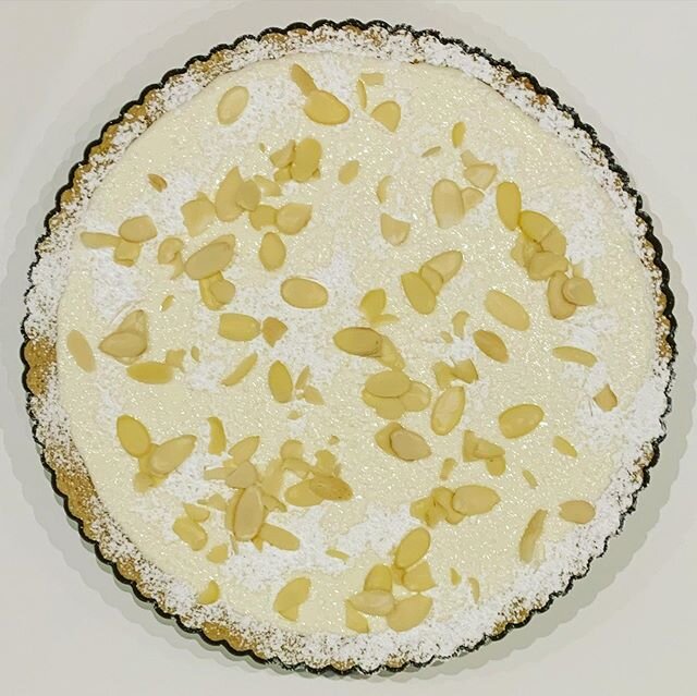 Almond apricot crostata with rosemary mousse ⚡️❄️ 🥧 
#crostata #pie #dessert #sweet #easter #pasqua #almond #mandorle #apricot #fattoamano #homemade #homecooking #frozen #pastry #sunday #weekend #stayathome #iorestoacasa #theglobist