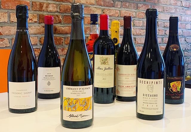 Essential supplies 🛒
#quarantine #supportsmallbusiness #supportlocalbusiness #bottles #wine #champagne #cremantdalsace #dolomiti #barbera #nerodavola #crozeshermitage #aperol #prosecco #provviste #covid19 #vino #quarantena #newyork #theglobist