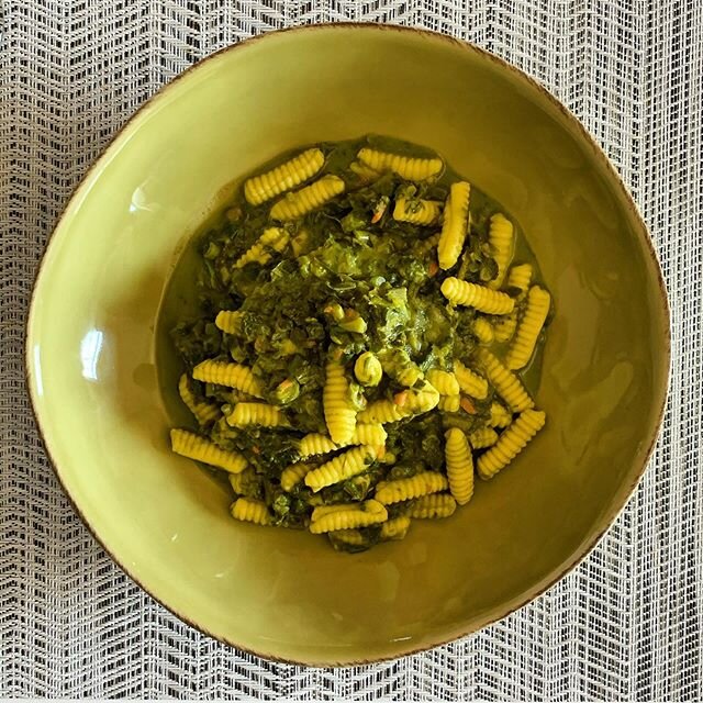 Ricotta cavateli with pistou & broccoli rabe 🍝 🥦 💚
#quarantine #homecooking #yummy #carbs #pasta #beoccolirabe #pistou #green #spring #saturday #weekend #nyc #newyork #theglobist