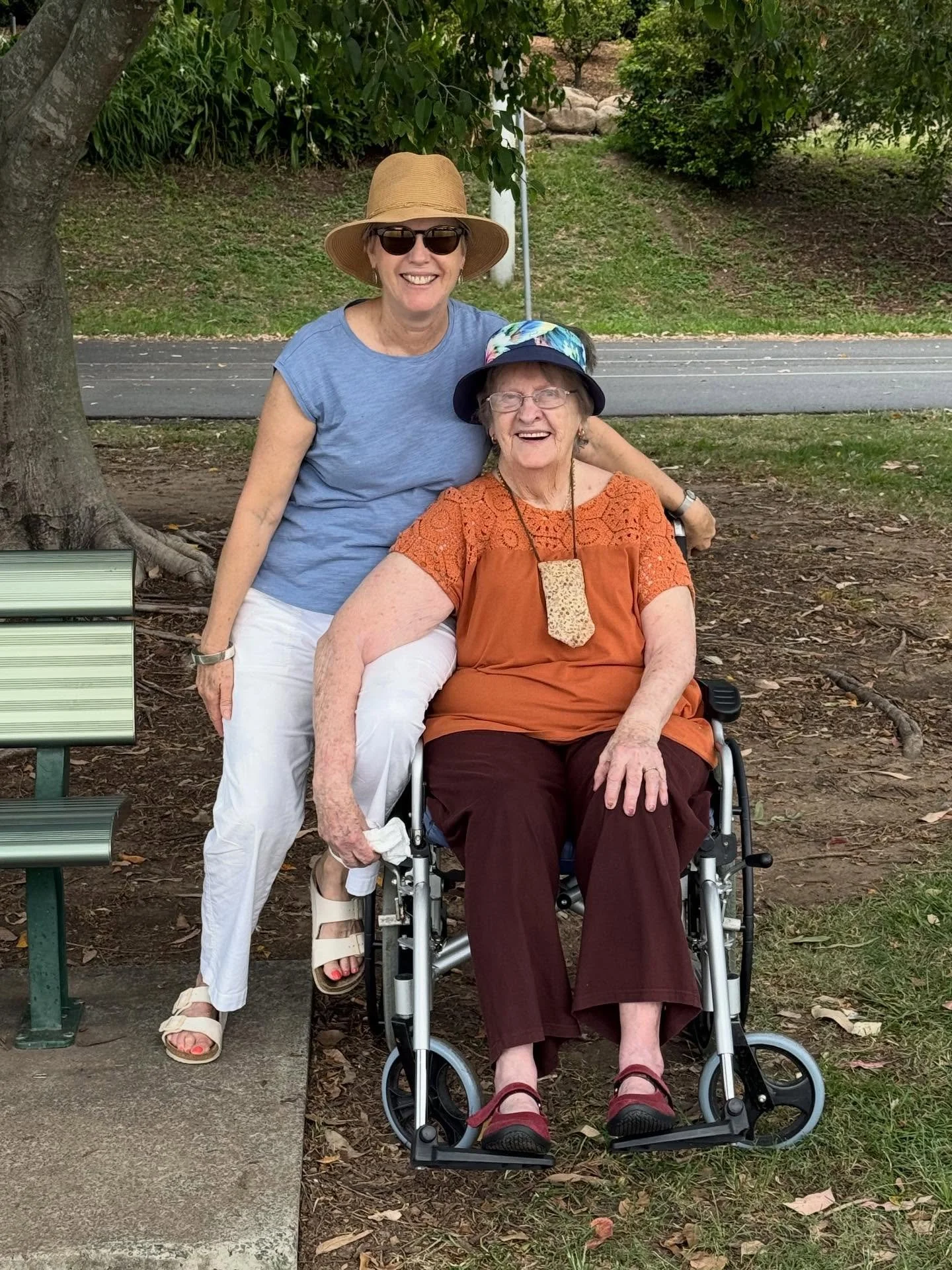 With lockdown now over in Mum&rsquo;s aged care residence, a picnic lunch beside Maiwar/Brisbane River was just the ticket. 👌