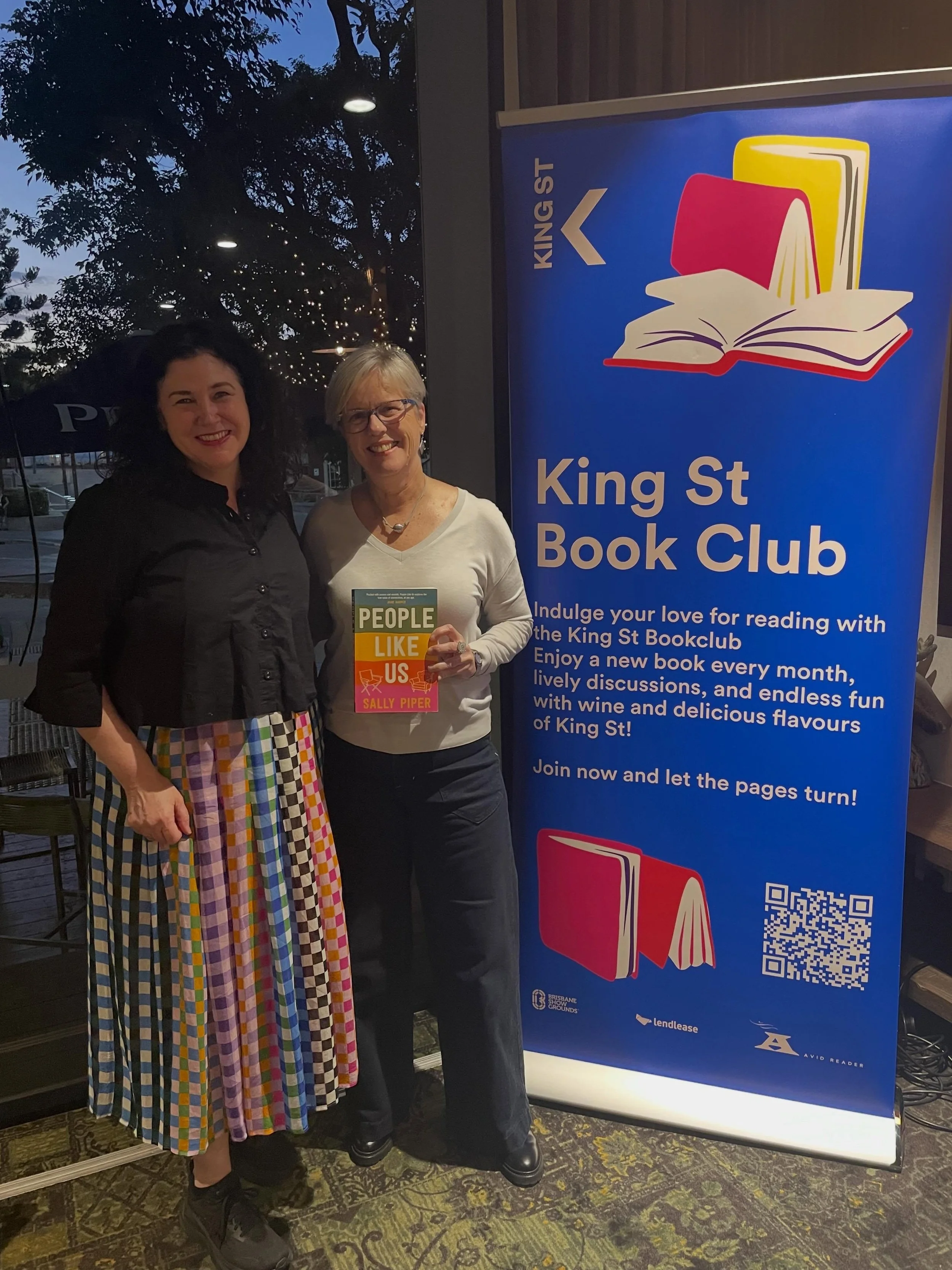 I loved chatting with @jenniferjstephens, amazing human and book club facilitator, and her fabulous group of bookclubbers @kingstreetbrisbane this evening. Such a lively conversation, rich with empathy for Tina, the main character in PEOPLE LIKE US, 