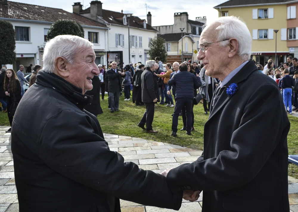 Citizens greet each other at Jurançon’s ceremony.