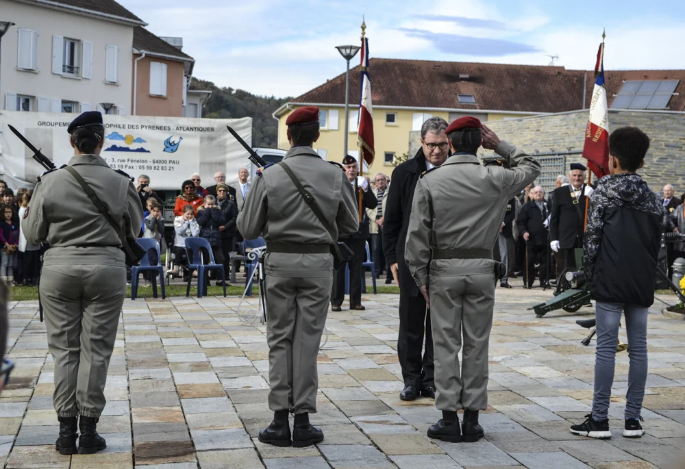 Michel Bernos, mayor of Jurançon, pays respect to the soldiers at Jurançon’s WWI commemoration ceremony.