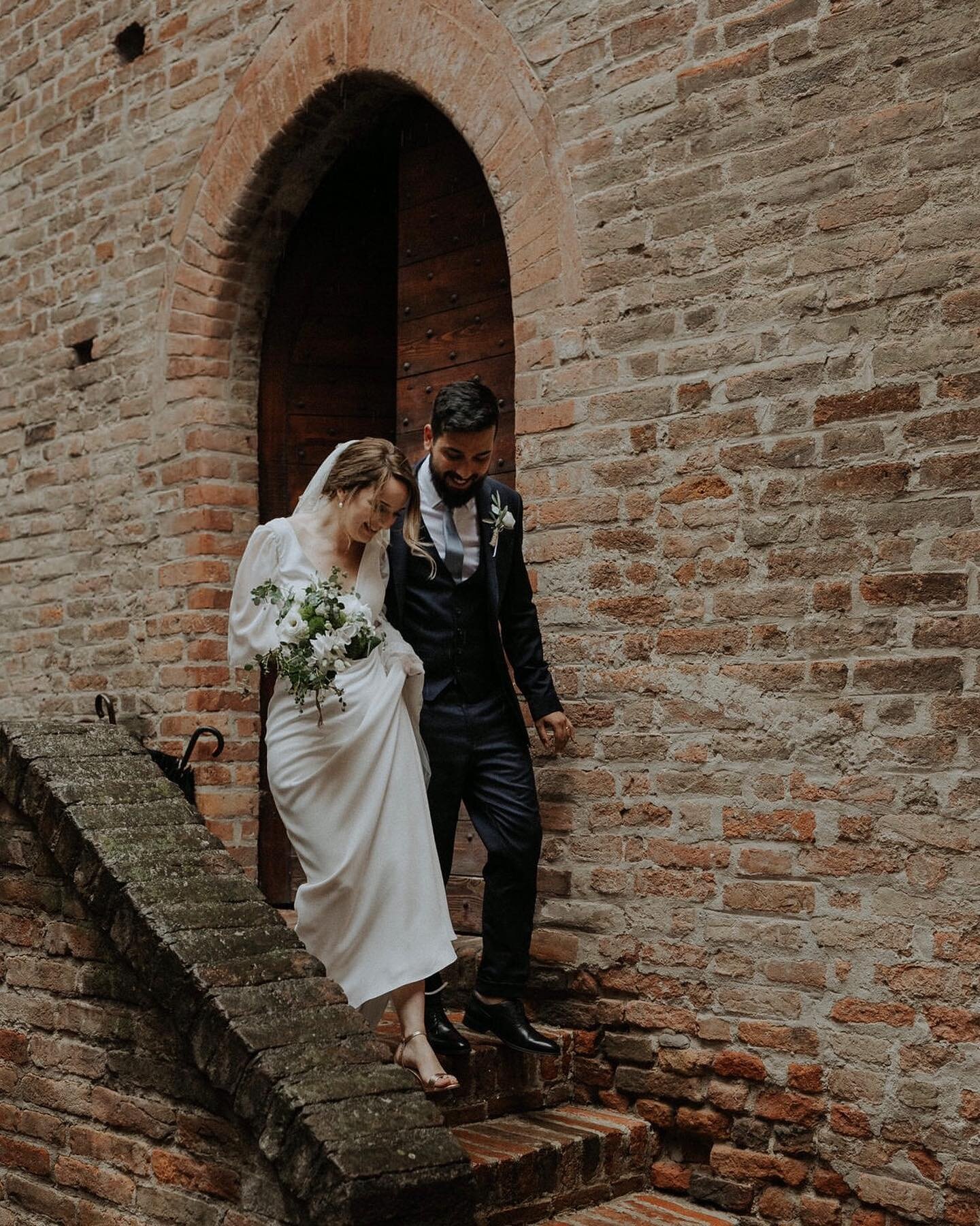 Married at a hilltop castle in Italy. Heather &amp; Stef and their dreamy destination wedding in Monforte d&rsquo;Alba are fresh on the blog. Link in bio. 
.
Venue: @hotel_villa_beccaris
Planner: @winewedsandmore
Dress: @charlie_brear
.
.
.
#corinnaa