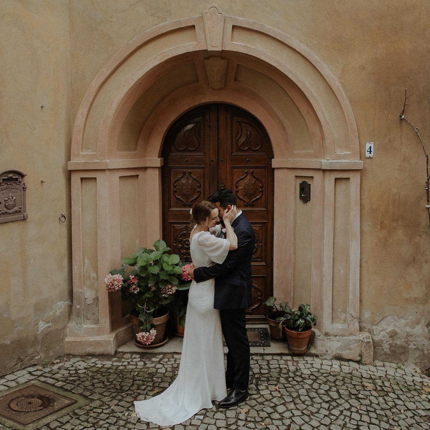 Some door, somewhere in Italy with some legends.
.
Venue:@hotel_villa_beccaris
Planner:@winewedsandmore
Dress:@charlie_brear
.⠀⠀⠀⠀⠀⠀⠀⠀⠀⠀⠀⠀⠀⠀⠀⠀⠀⠀⠀⠀⠀⠀⠀⠀⠀⠀⠀
.⠀⠀⠀⠀⠀⠀⠀⠀⠀⠀⠀⠀⠀⠀⠀⠀⠀⠀⠀⠀⠀⠀⠀⠀⠀⠀⠀
.⠀⠀⠀⠀⠀⠀⠀⠀⠀⠀⠀⠀⠀⠀⠀⠀⠀⠀⠀⠀⠀⠀⠀⠀⠀⠀⠀
#corinnaanddylan #italywedding #italyb