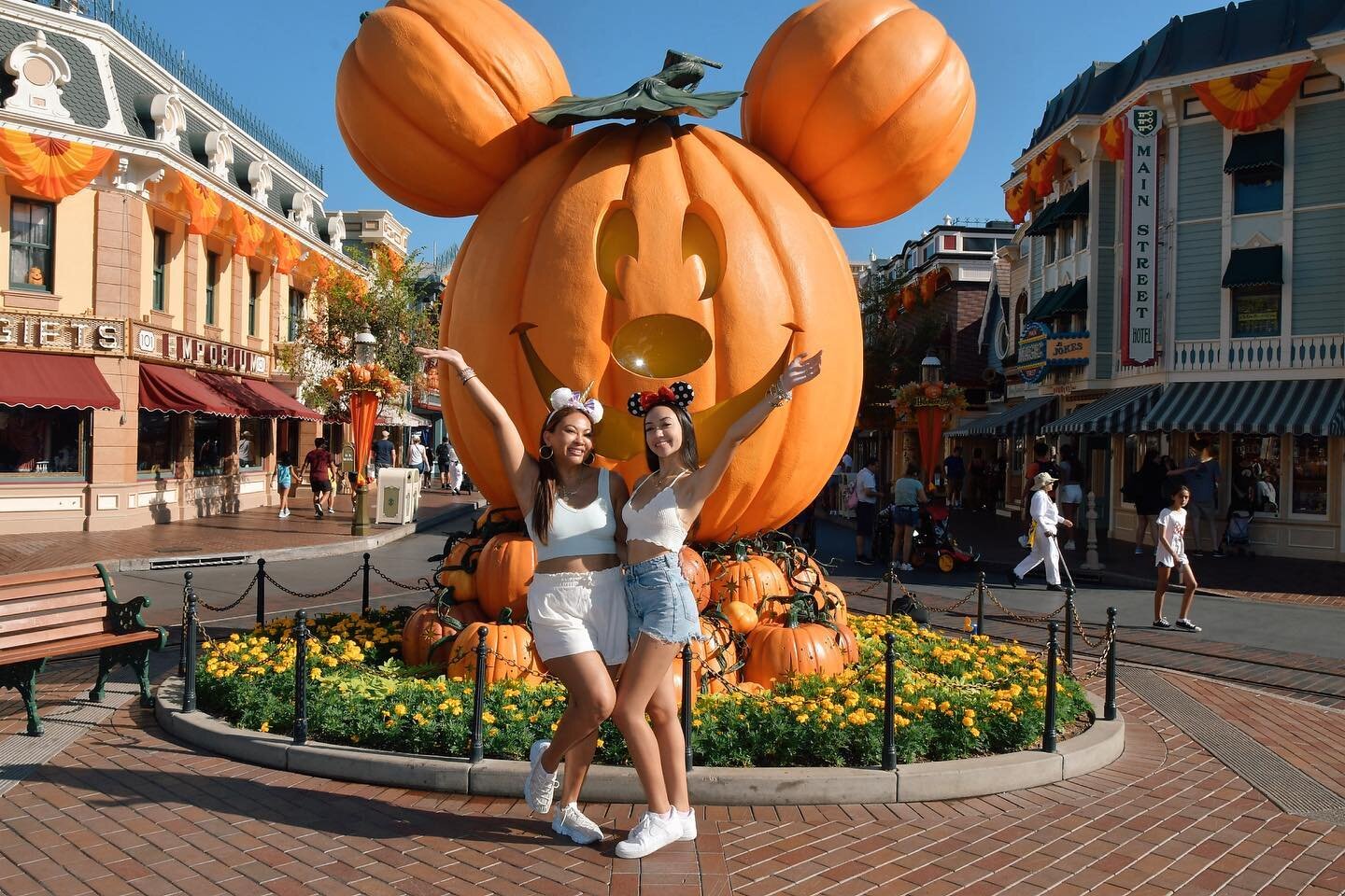 🍂🎃 👯&zwj;♀️Happiest place on earth.

Super spontaneous Labor Day holiday spent @disneyland with my girl . I know, I know&hellip; It&rsquo;s ONLY been a week . But it just worked out that way AND we really wanted to see all the new Halloween Disney