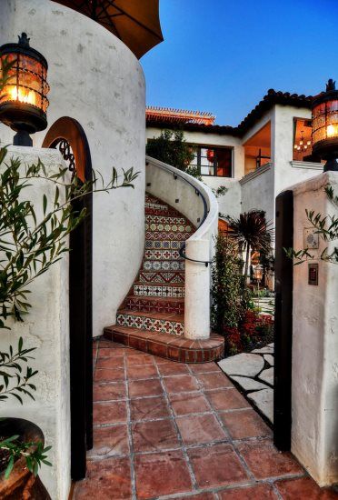 A week or two in a Spanish Villa in Barcelona wouldn't be so bad.... A holiday & a beautiful home equals bliss.