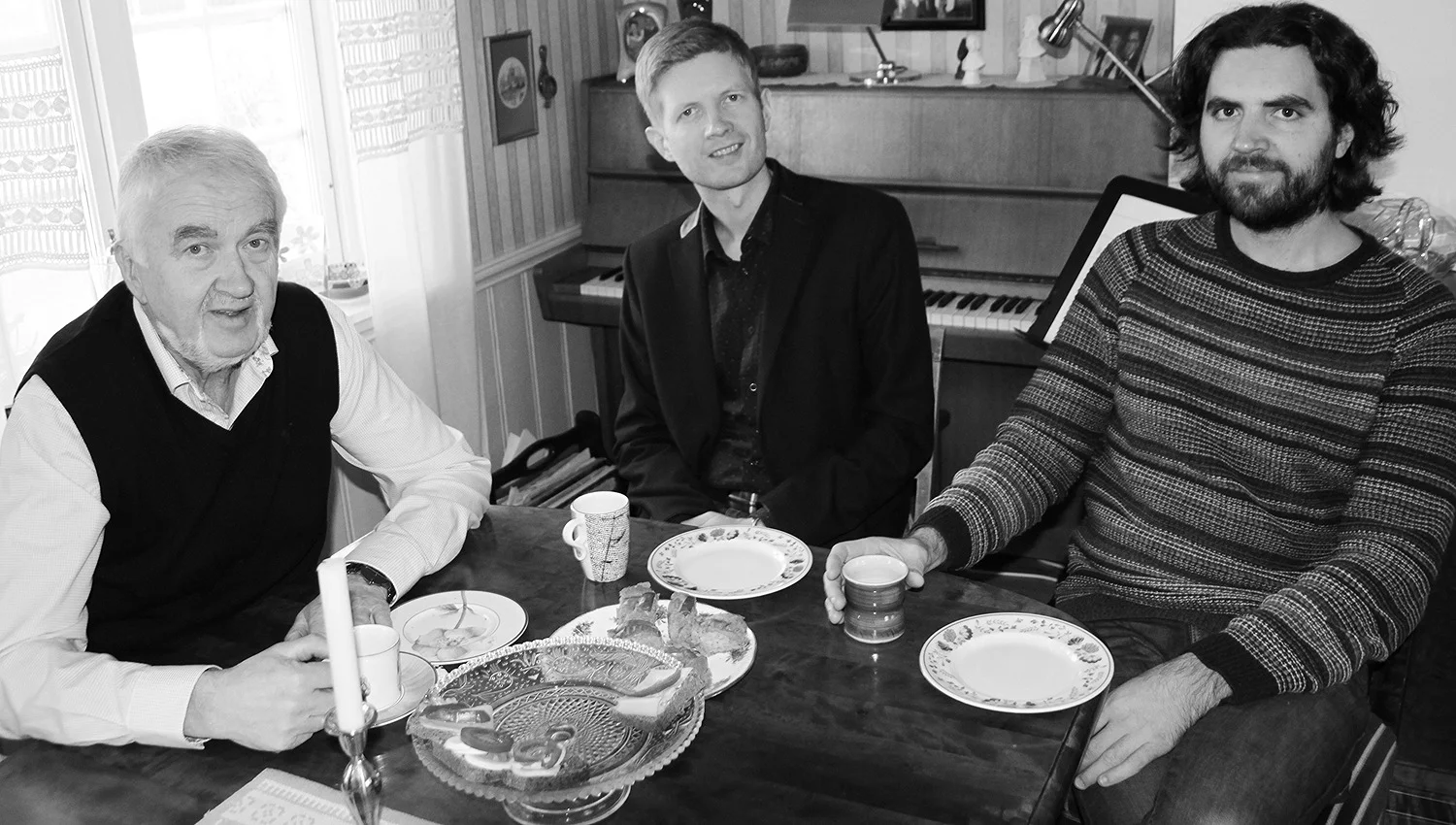 Geir Egil (t.v.), Einar Olav og Gjermund Larsen heime hos Geir Egil i Flåttåenget. Foto: Espen Tørset