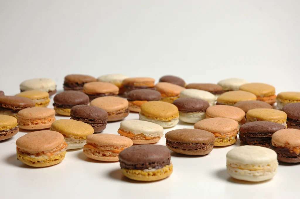 Offering a range of flavors from mild (Dutch chocolate) to wild (paprika). This helps each customer express their individuality not only through flavor preference, but also risk profile. Some customers wanted to keep their flavor choices secret, and deliberately tried not to listen to others’ conversation, in order to make it a surprise. Many customers negotiated with each other about the flavors they would choose. After getting their macarons, they discussed their reactions and sometimes traded their results.