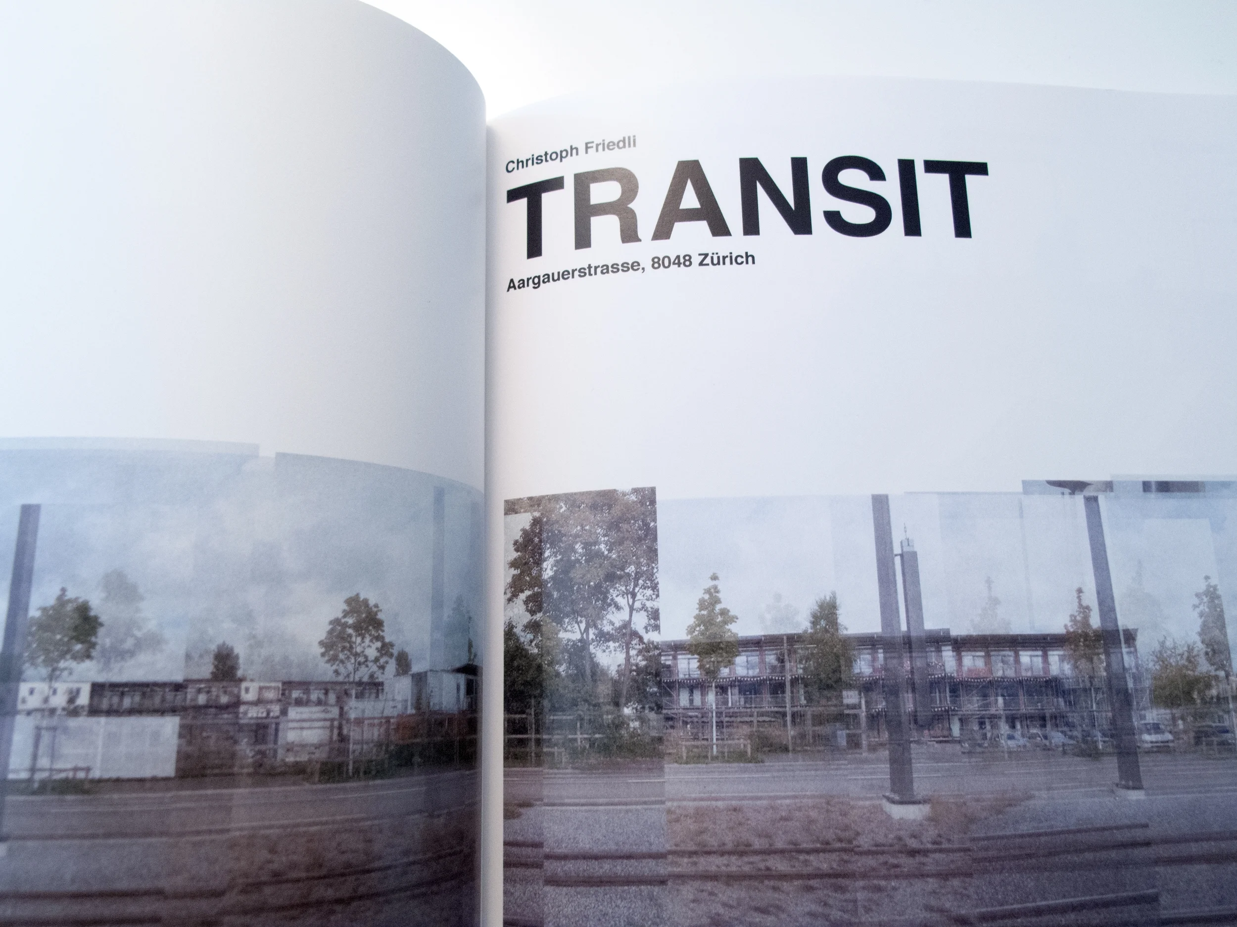 Transit Sensible Zonen. Für eine Fotoreportage zu diesem Thema habe ich die Aargauerstrasse als Sujet ausgewählt: Verrichtungsboxen, Basislager, die temporäre Wohnsiedlung der AOZ und die Wirtschaft zum Transit. Auf engstem Raum aneinander angrenzend und in Container verschachtelt, bilden sich eine Vielzahl sensibler Zonen. Prostituierte und Freier, Kreative und Jungunternehmer, Asylsuchende sowie ein Gastro-Team und ihre Kundschaft. Sie alle teilen sich den Platz an der Aargauerstrasse für einen begrenzten Zeitraum. Einen Ort wie diesen wird man in Zürich wohl nicht so oft finden. Scheinbar beliebig zusammengewürfelt, türmen sich die Container in der Nähe des Bahnhofs Altstetten. Das bunte Treiben zieht den Besucher nach kurzem in seinen Bann und es lassen sich überall neue Details in der heterogenen Komposition entdecken. Die Personen, die ich getroffen habe, sind offen und fröhlich. Sie leben und arbeiten offensichtlich gerne an der Aargauerstrasse. Der Fotoband soll eine Momentaufnahme vom Spätherbst 2013 darstellen. Studienarbeit