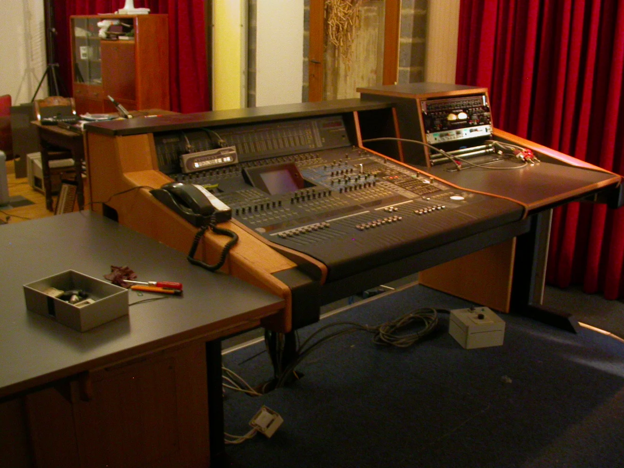 Table de mixage montée sur vérins et rails: coulissantes et adaptable.
