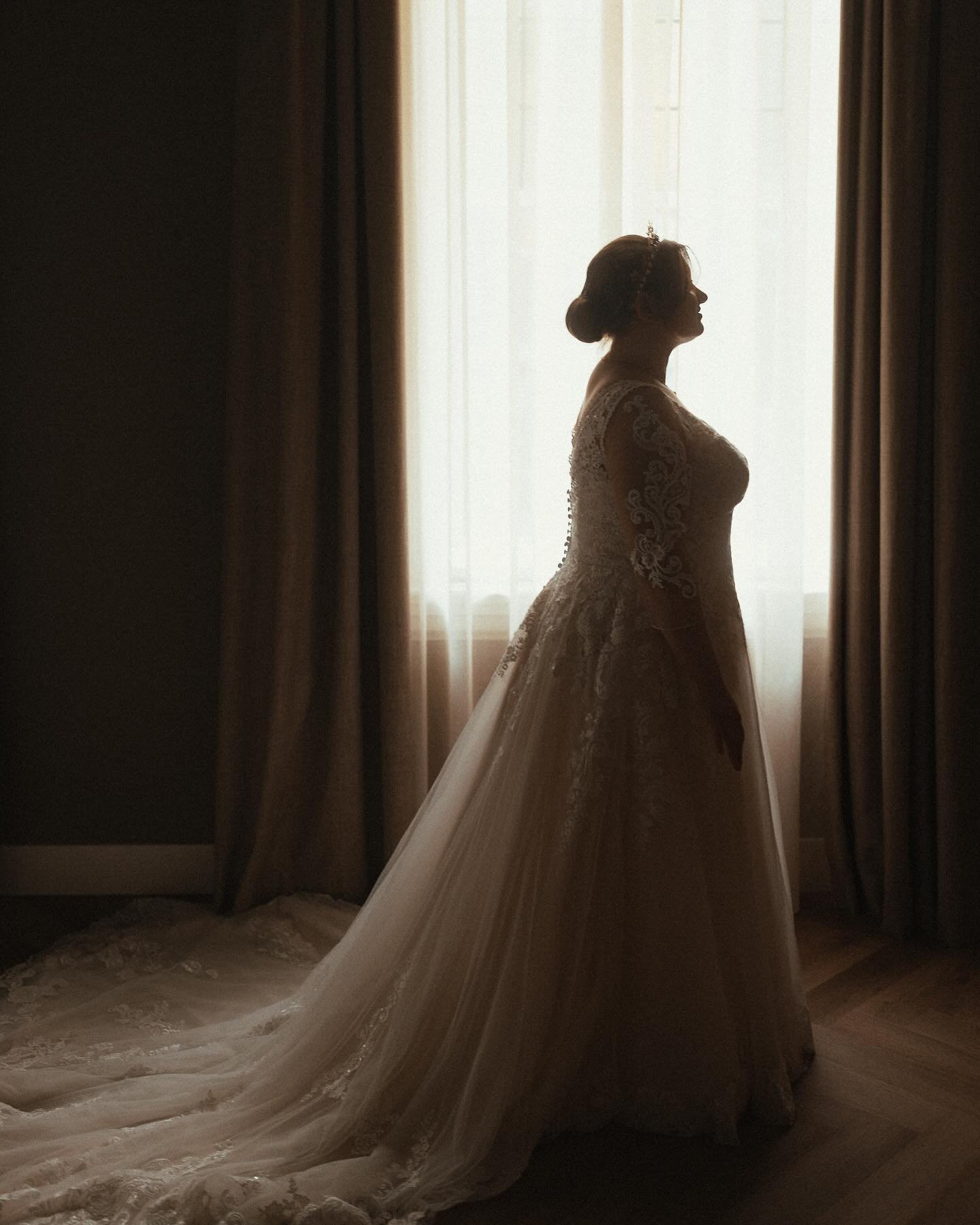 Who says a queen needs a throne when she has a crown and a wedding dress like this? (Hybrid photo and video wedding)
⠀⠀⠀⠀⠀⠀⠀⠀⠀
Captured this breathtaking moment of pure elegance and joy. The way the light plays through the window, casting a gentle ha