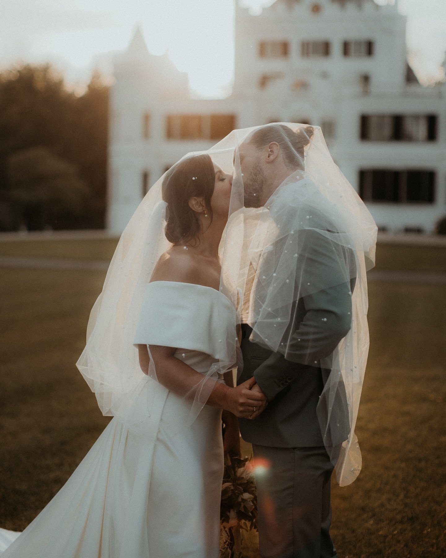 When the sun sets and love takes center stage, magic happens 🌅🪄 (photos &amp; stills)
⠀⠀⠀⠀⠀⠀⠀⠀⠀
Anouk &amp; Bjorn&rsquo;s wedding at Landgoed Oranjerie Sandenburg was nothing short of a fairytale. Swipe to see every breathtaking moment from their s