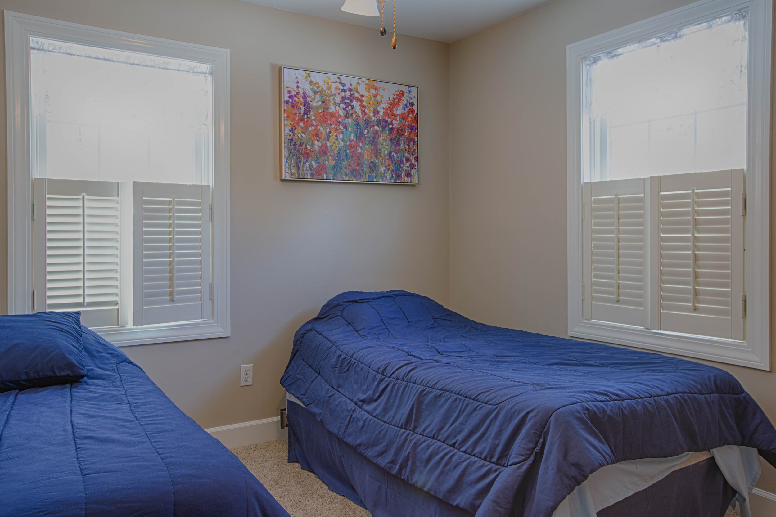  Bedroom with two twin beds next to one another 