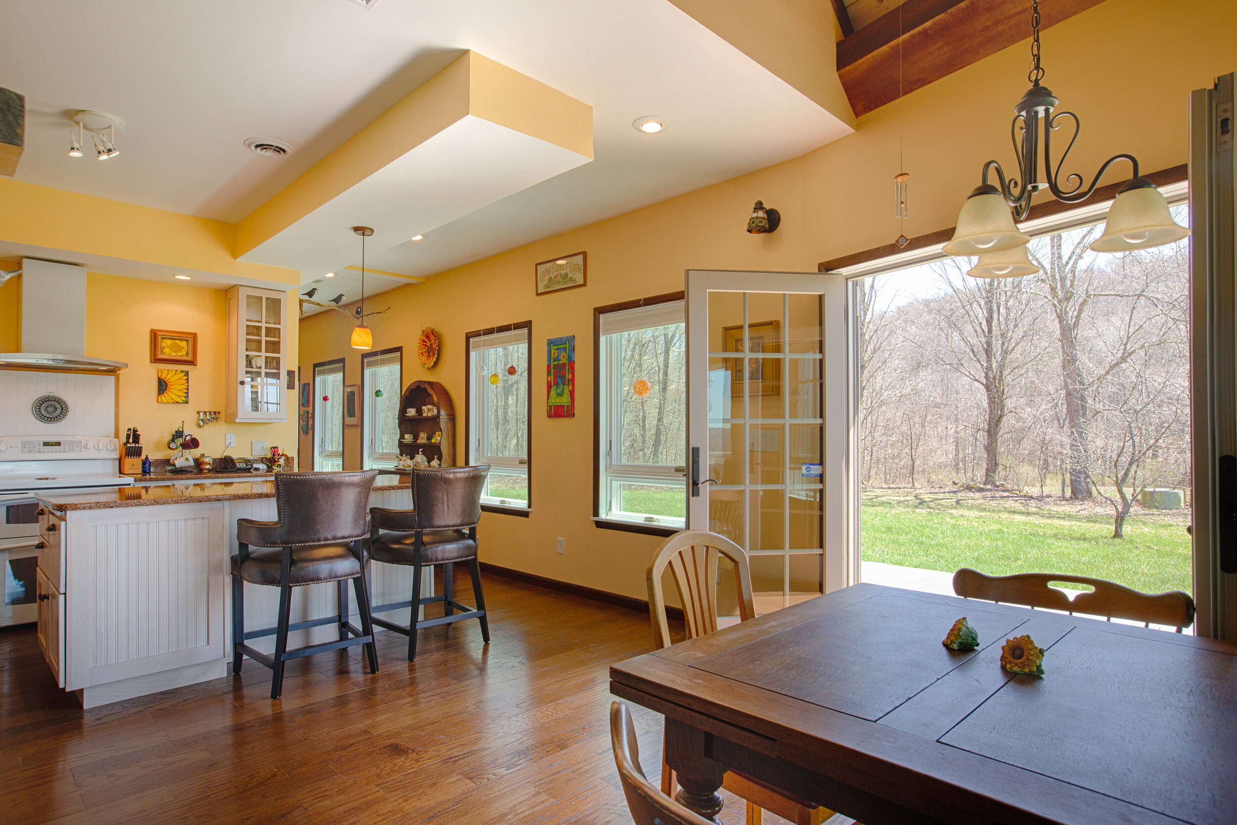 door entrance to dining and kitchen area