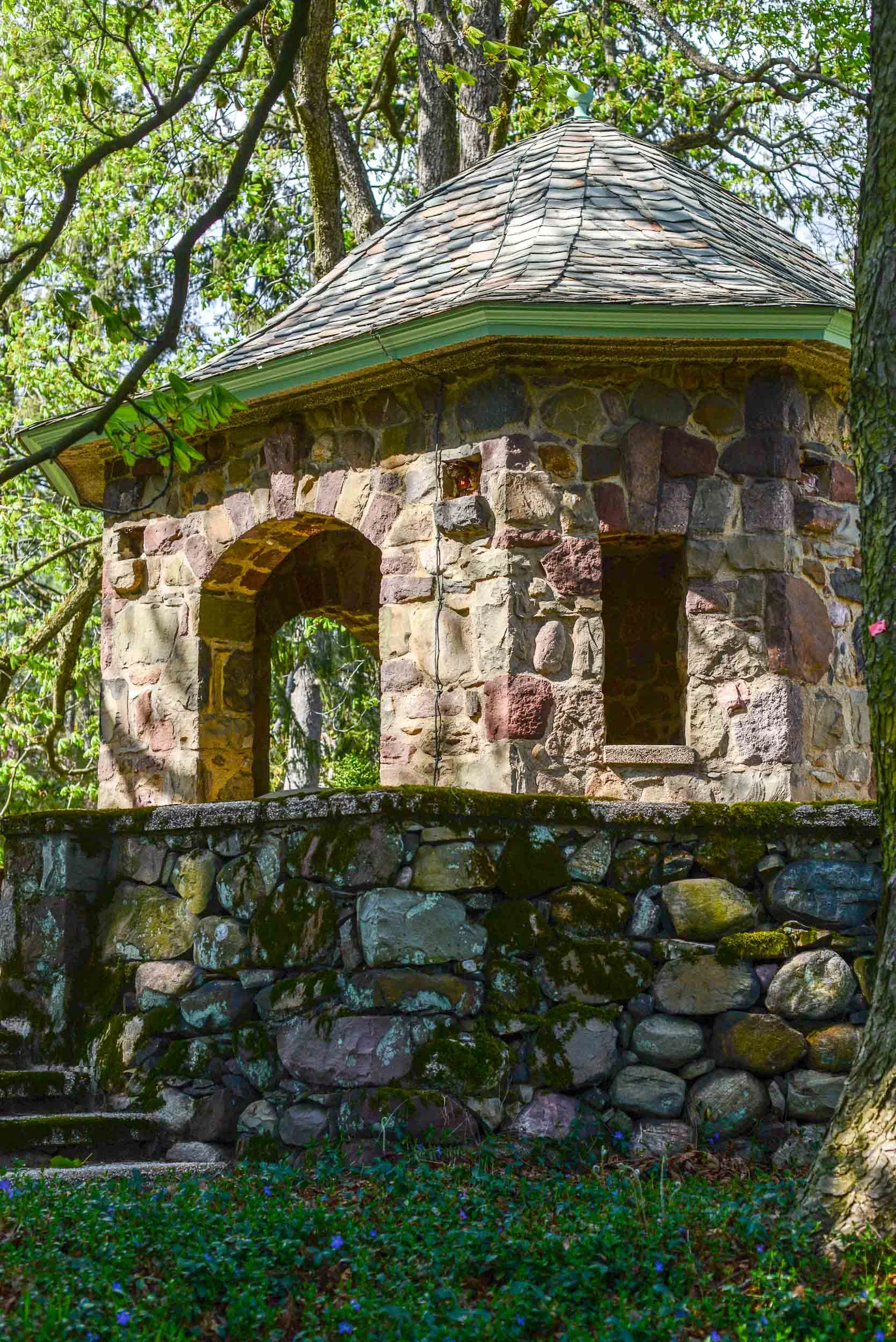 GreenwoodGardensBee-3217.jpg