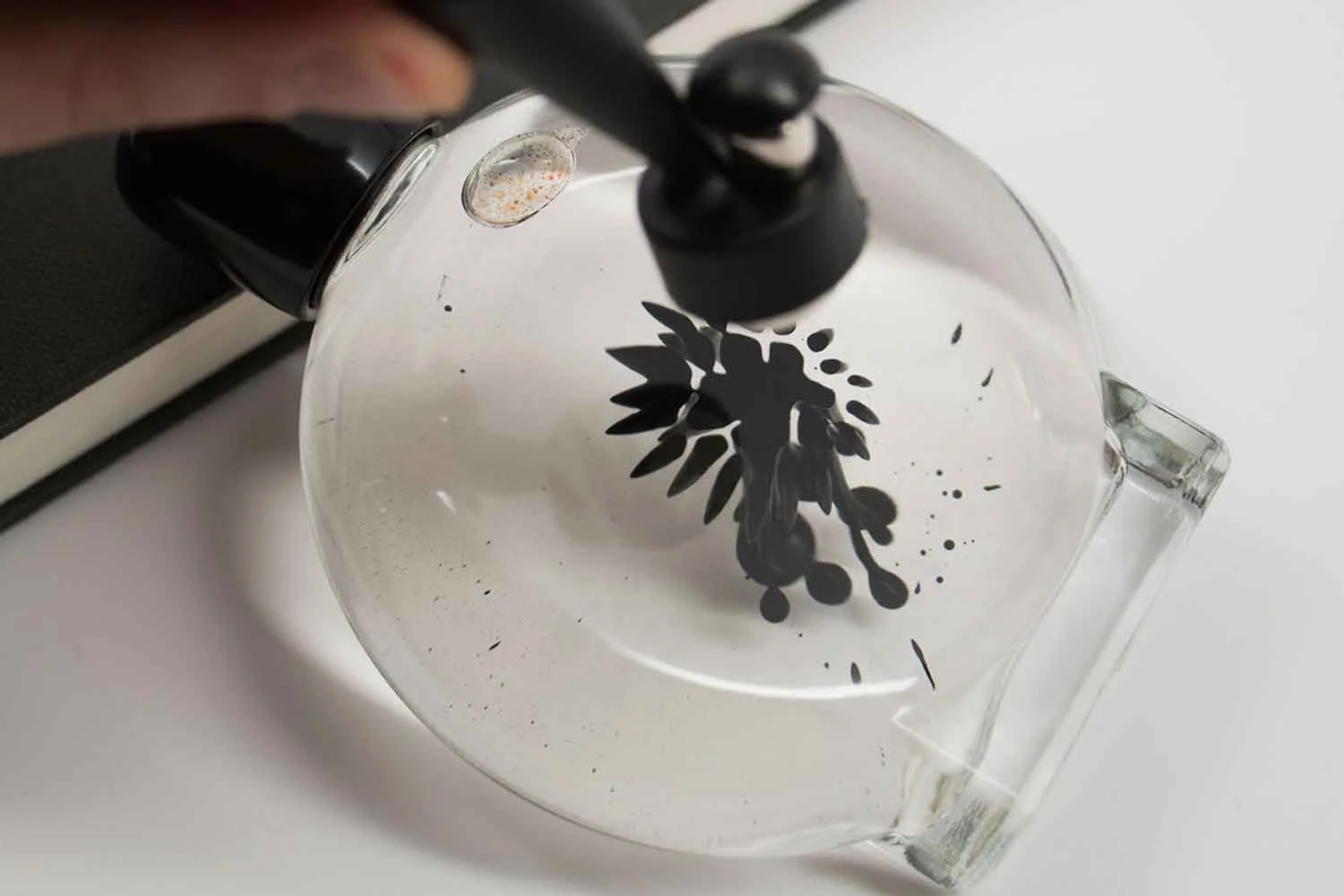 ferrofluid-display-bottle-klock-2