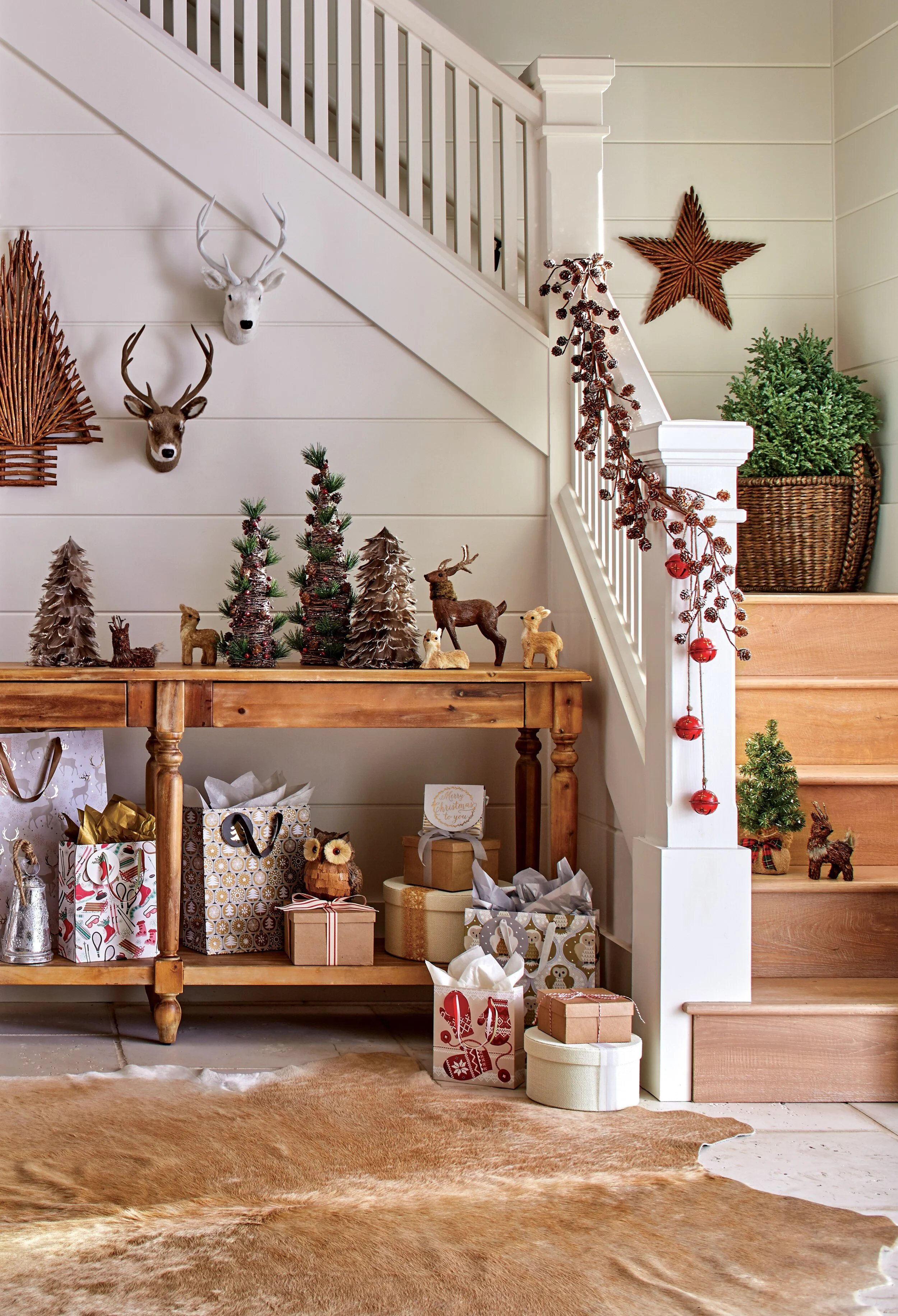 Wreaths_Decor_Gift_Bags_513854_0716_HRR.jpg